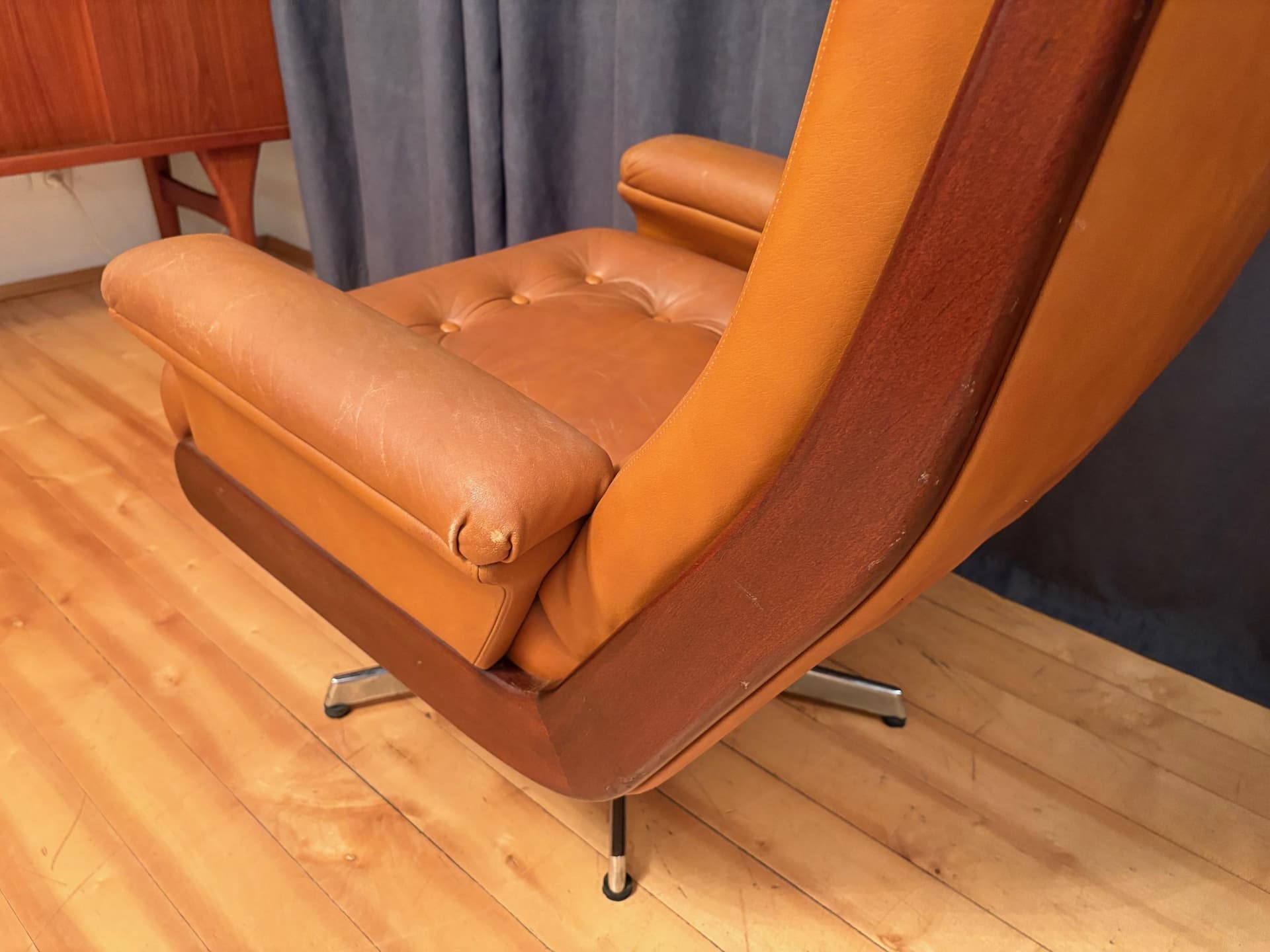 Fotel z podnóżkiem, brązowy, skóra naturalna, drewno orzech, stal, Norwegia, lata 60. - 79549