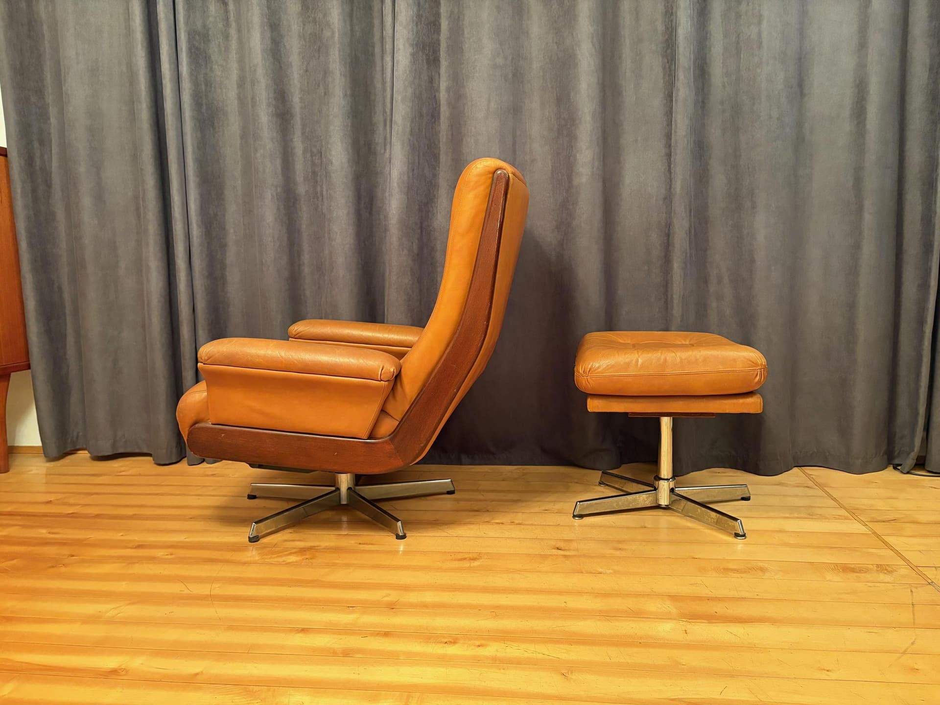 Fotel z podnóżkiem, brązowy, skóra naturalna, drewno orzech, stal, Norwegia, lata 60. - 79554