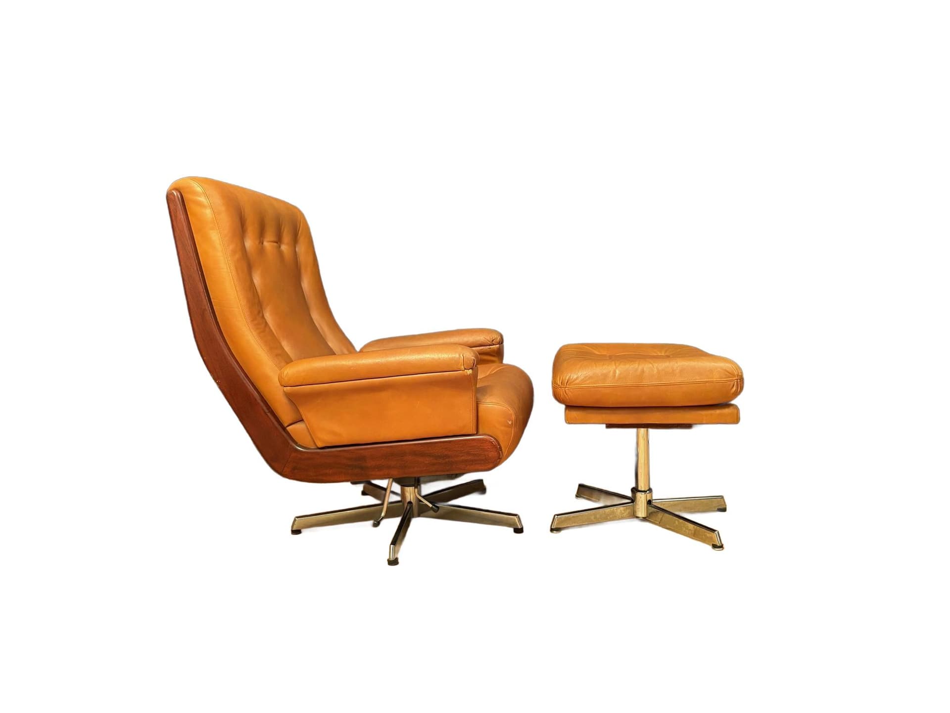 Fotel z podnóżkiem, brązowy, skóra naturalna, drewno orzech, stal, Norwegia, lata 60.