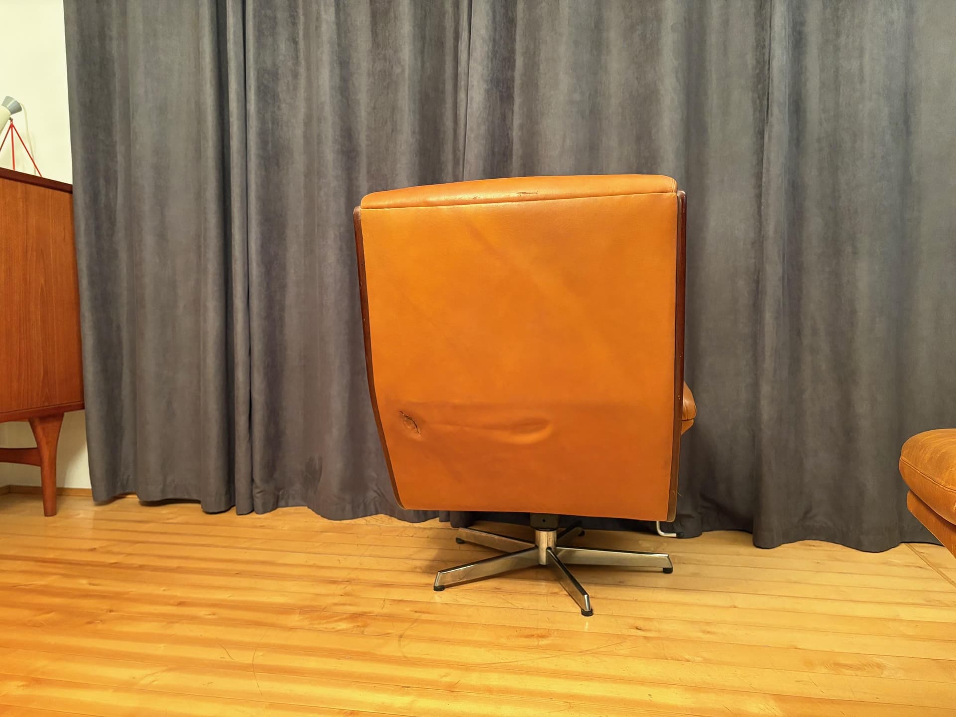 Fotel z podnóżkiem, brązowy, skóra naturalna, drewno orzech, stal, Norwegia, lata 60. - 79555