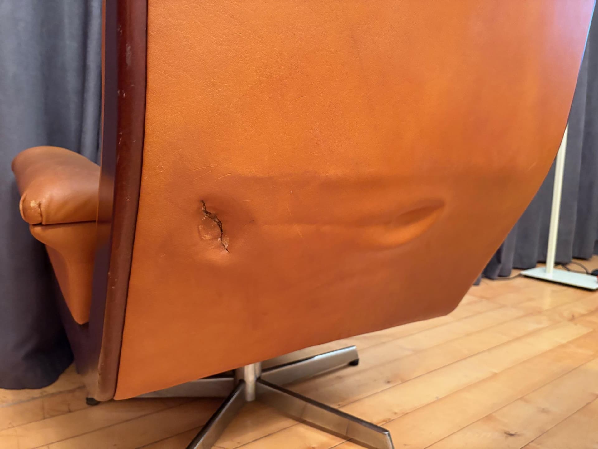 Fotel z podnóżkiem, brązowy, skóra naturalna, drewno orzech, stal, Norwegia, lata 60. - 79556