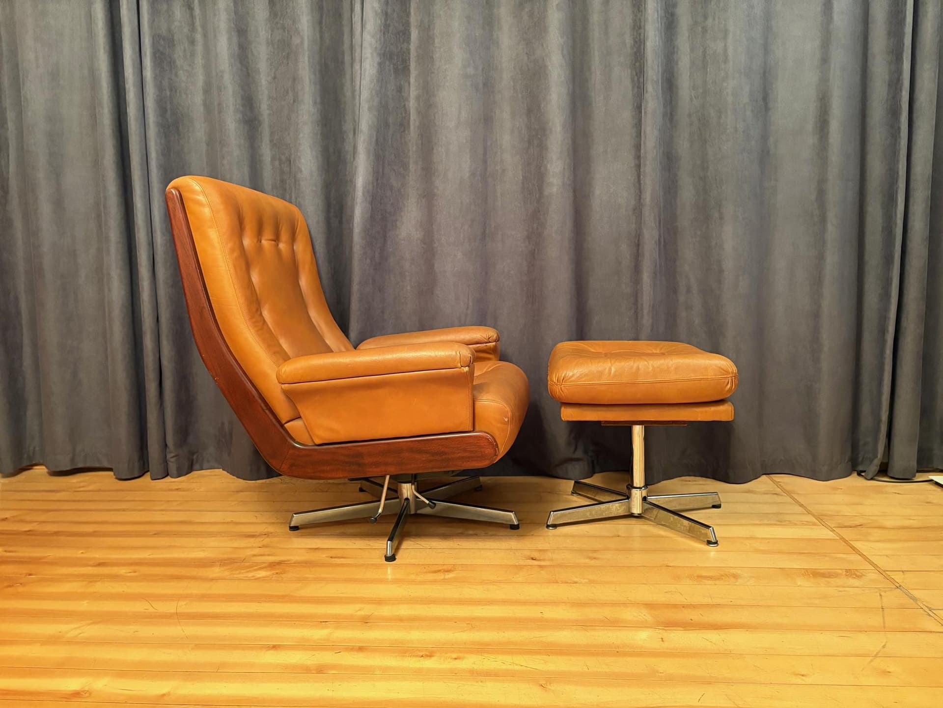 Fotel z podnóżkiem, brązowy, skóra naturalna, drewno orzech, stal, Norwegia, lata 60. - 79548