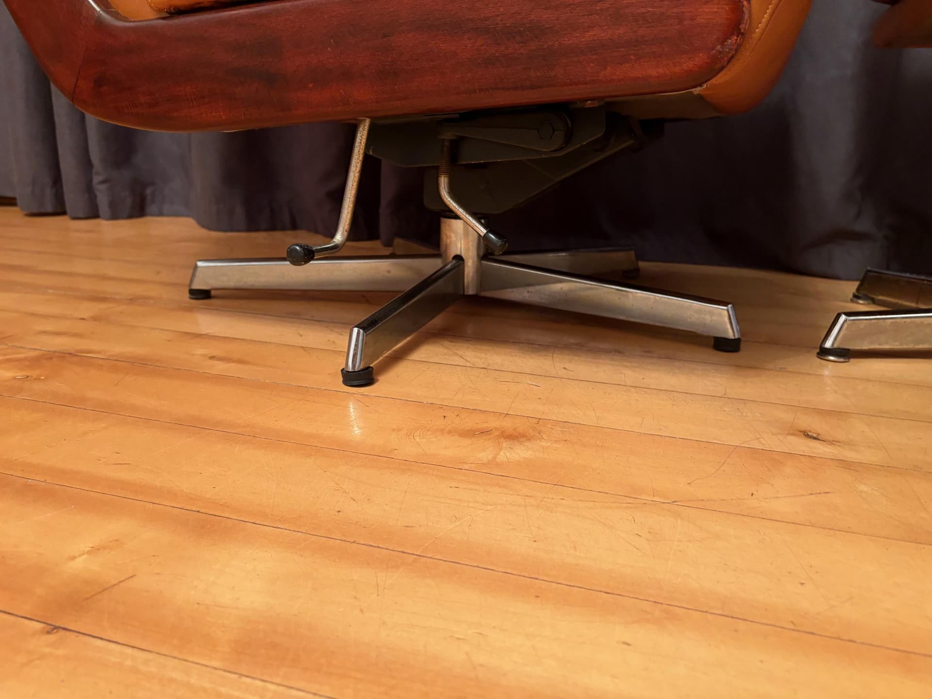 Fotel z podnóżkiem, brązowy, skóra naturalna, drewno orzech, stal, Norwegia, lata 60. - 79557