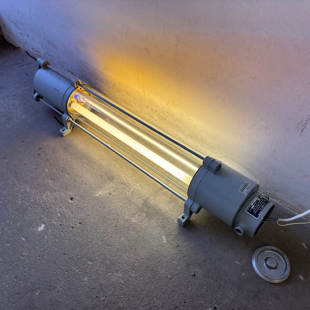 Lampa ścienna Bunkerlampe, szary, metal, Niemcy, lata 80. - 66665