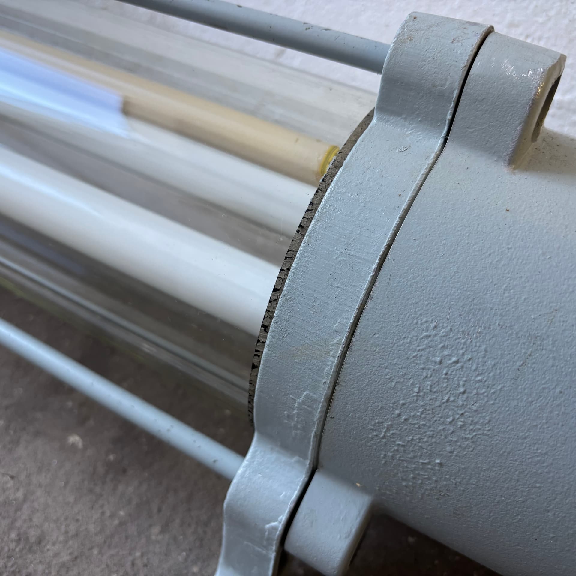 Lampa ścienna Bunkerlampe, szary, metal, Niemcy, lata 80. - 66657