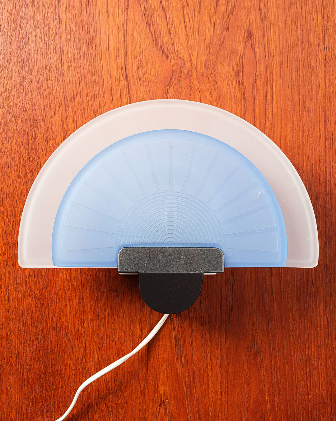 Para kinkietów Diva, szkło białe niebieskie, metal czarny, proj. E. Didone, Arteluce, Włochy, lata 80. - 66692