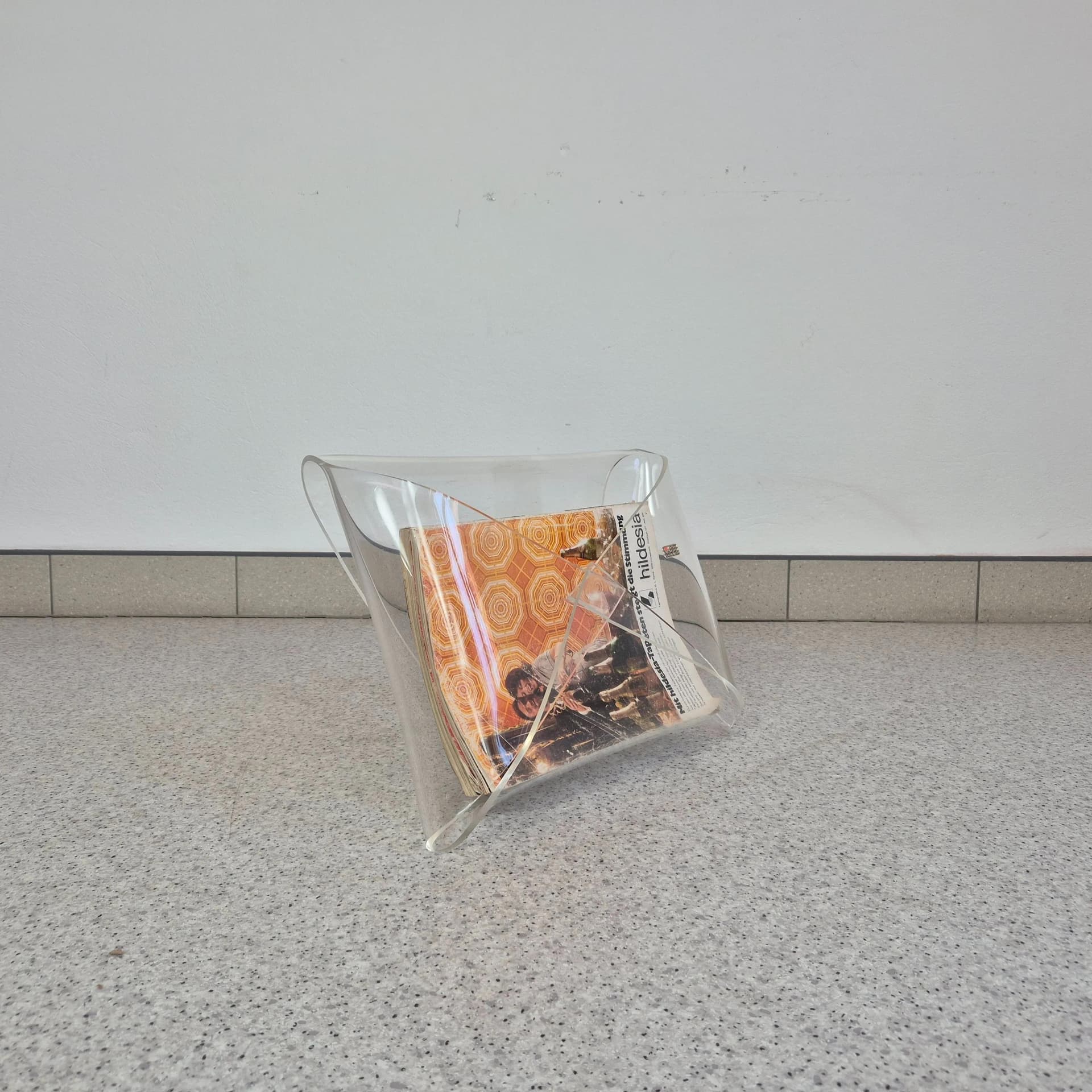 Magazine rack postmodernist, transparent plexiglass, Italy, 1990s. - 68553