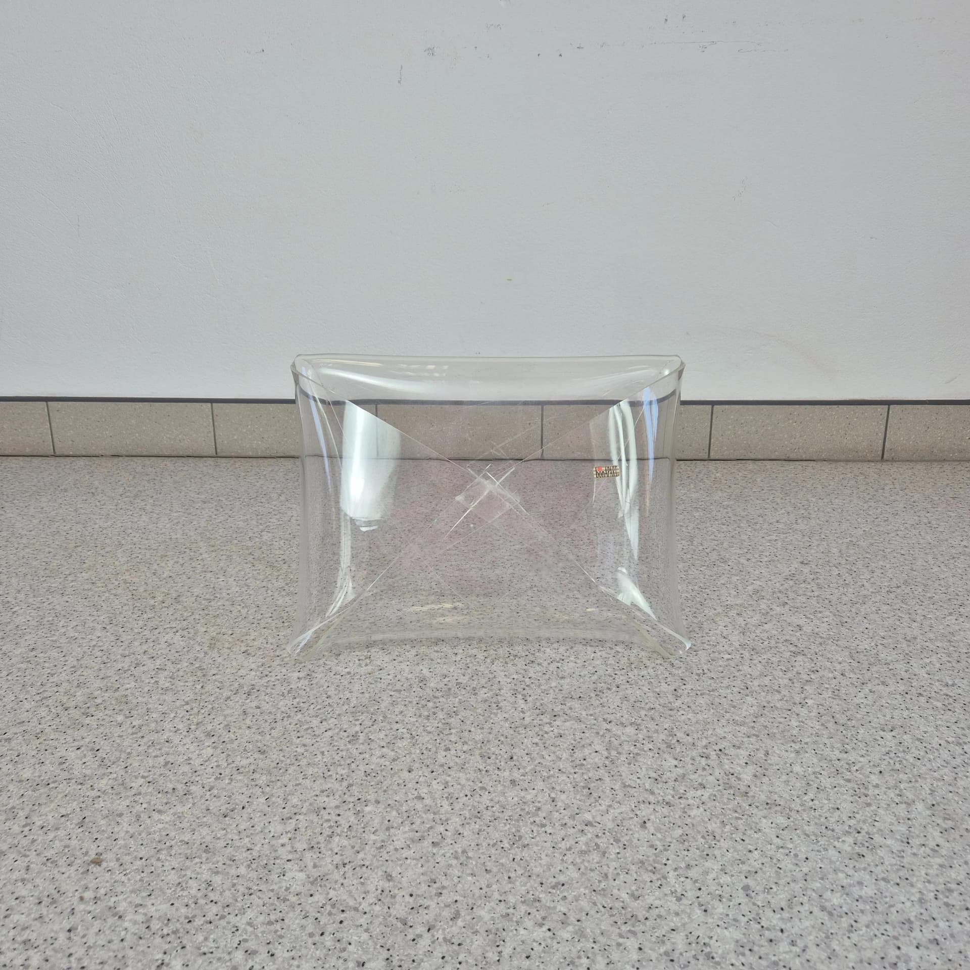 Magazine rack postmodernist, transparent plexiglass, Italy, 1990s. - 68561