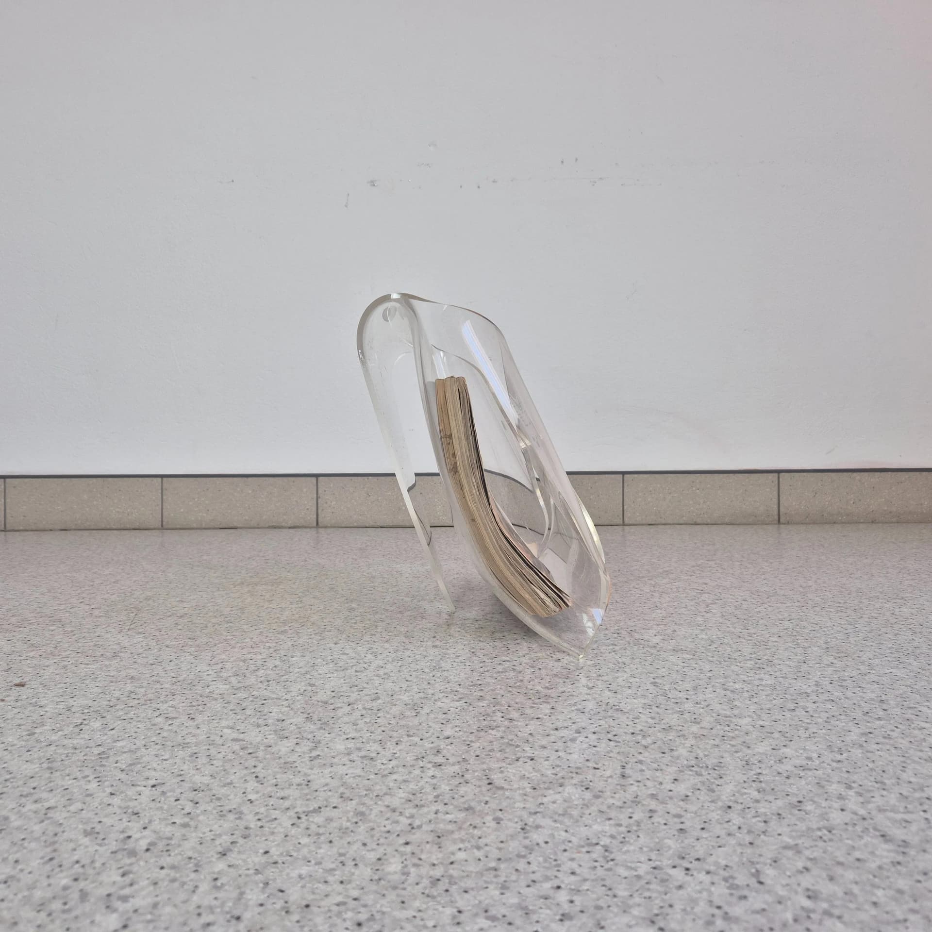 Magazine rack postmodernist, transparent plexiglass, Italy, 1990s. - 68560