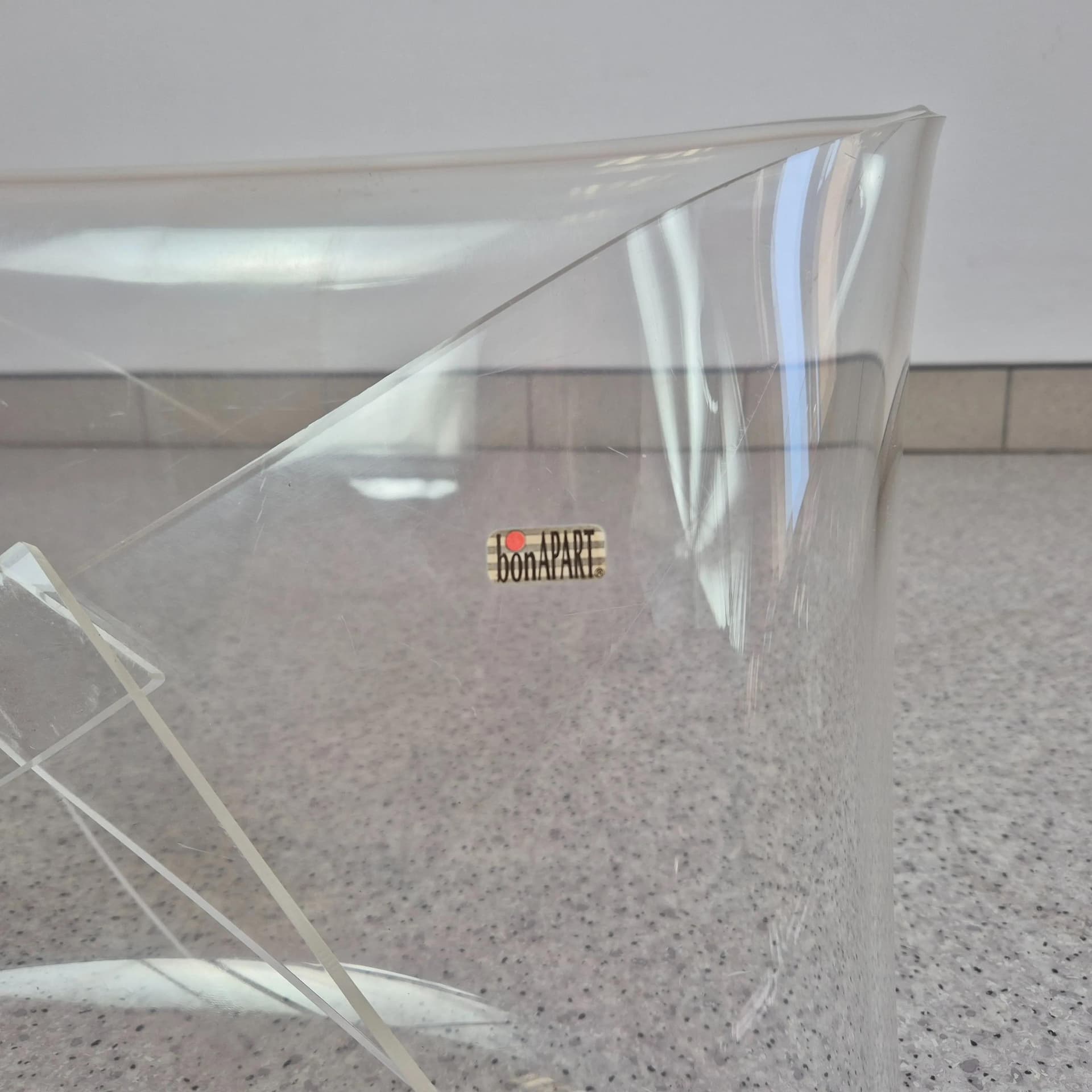 Magazine rack postmodernist, transparent plexiglass, Italy, 1990s. - 68554