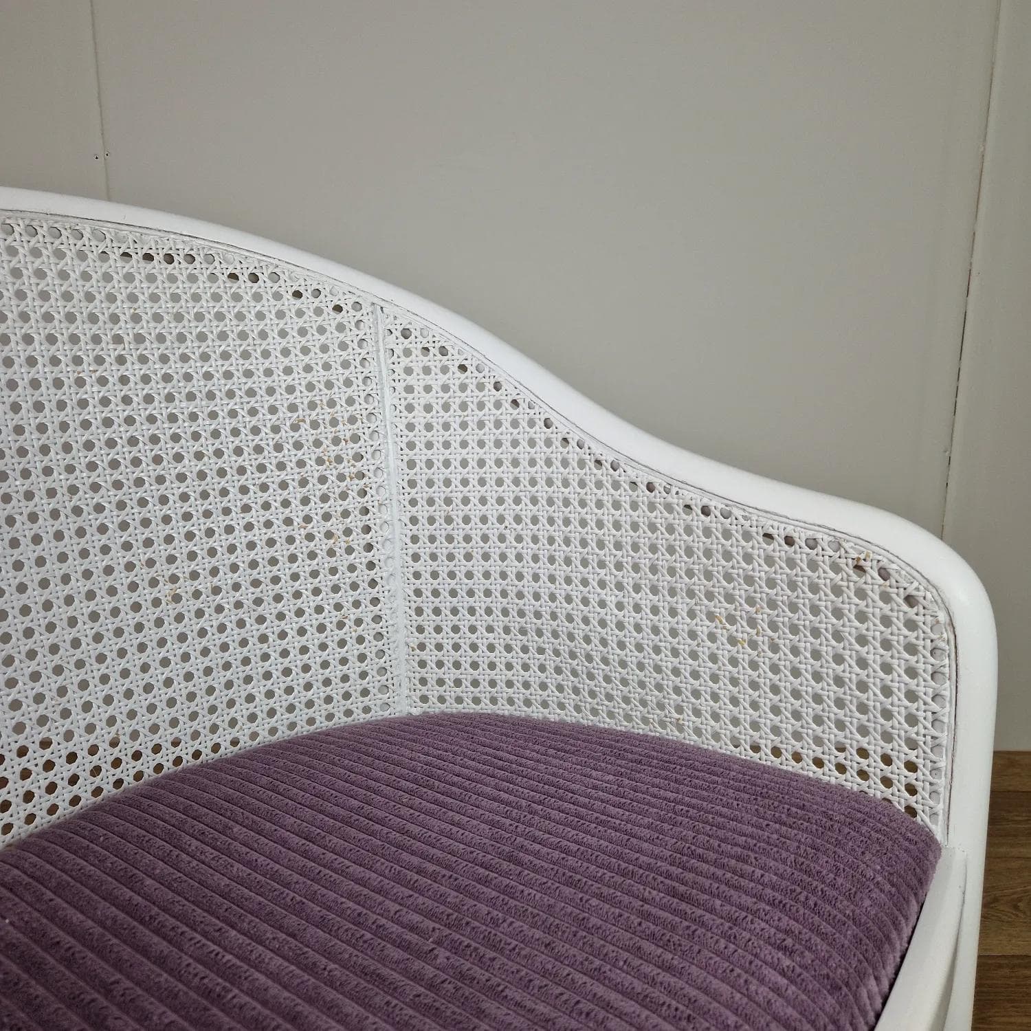 Fotel postmodernistyczny, drewno białe, tapicerka fioletowa, Włochy, lata 80. - 68656