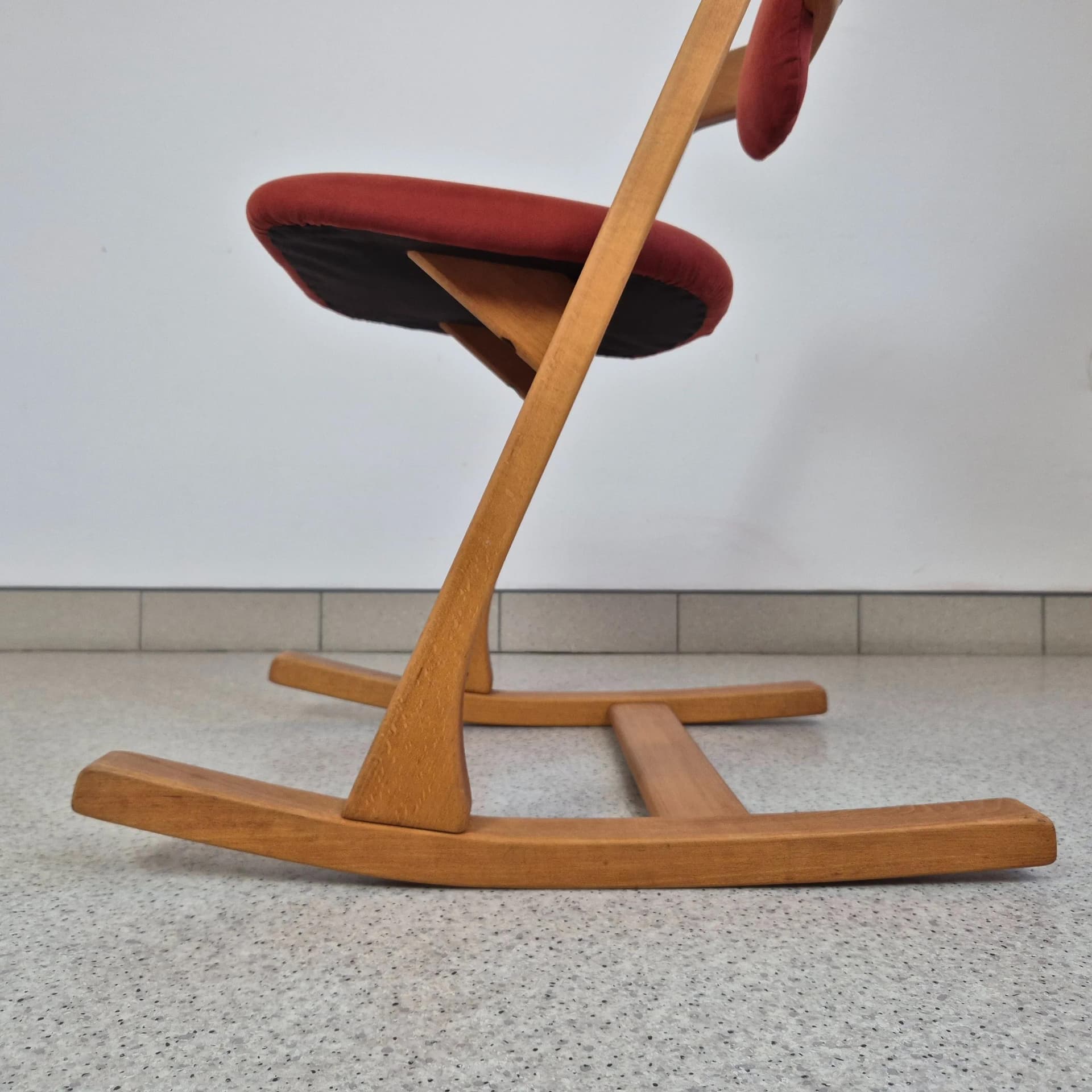 Krzesło balansujące Pendulum, drewno jasne, tkanina pomarańczowa, proj. P. Opsvik, Stokke, Norwegia, lata 80. - 68630