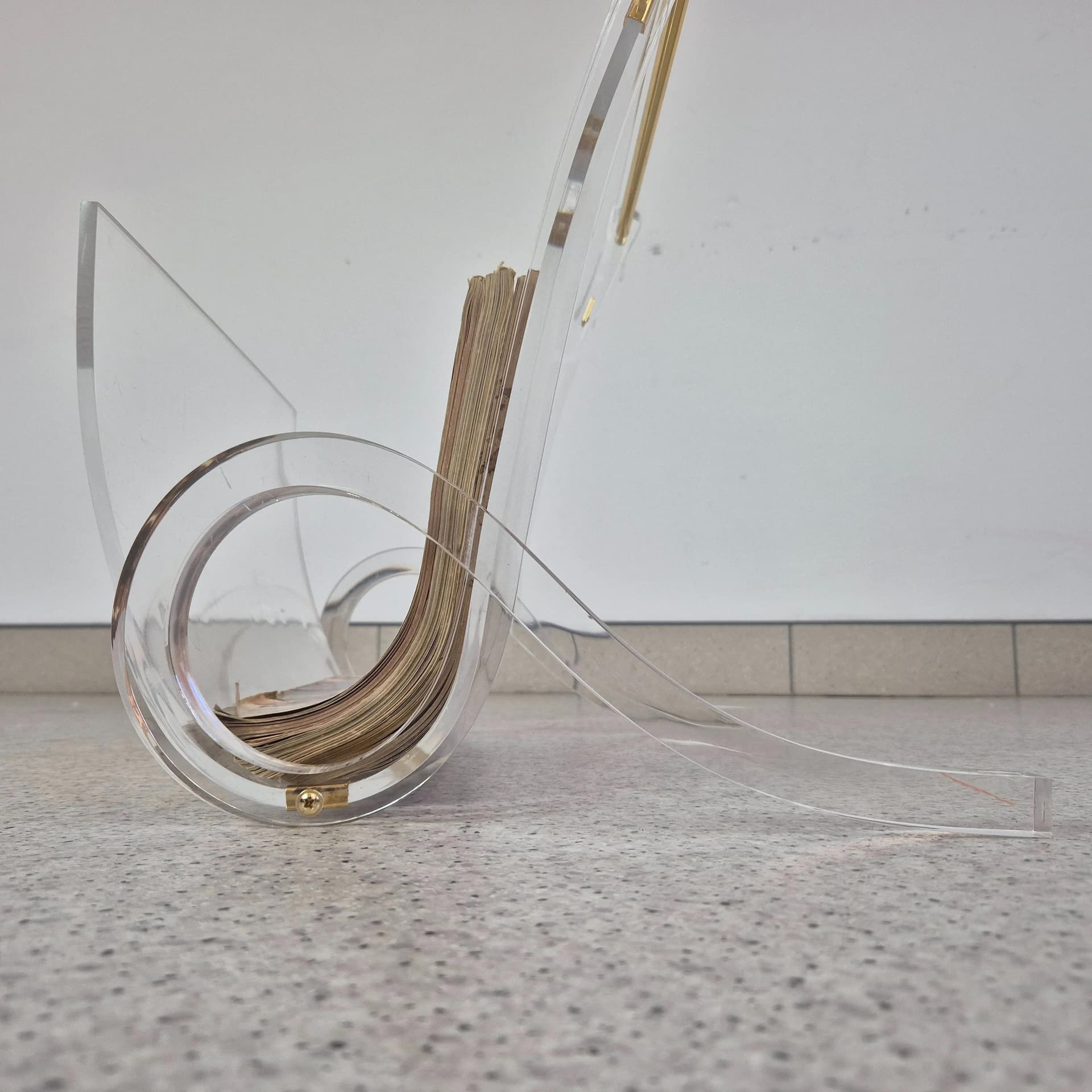 Magazine Rack Hollywood Regency, transparent plexiglass, Germany, 1980s. - 68610