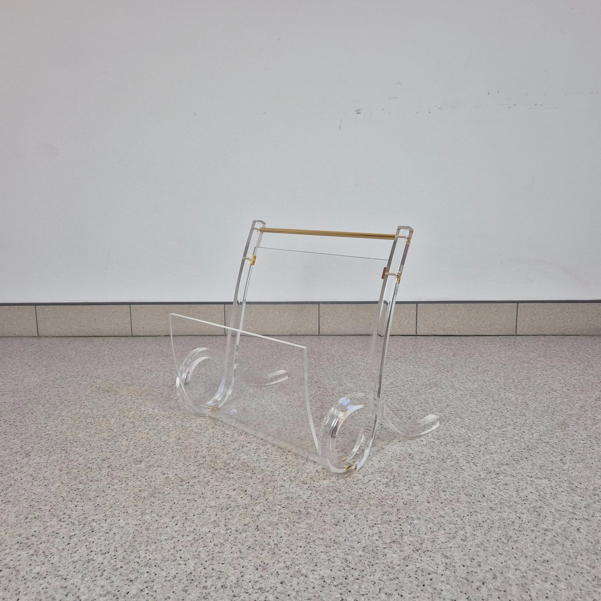 Magazine Rack Hollywood Regency, transparent plexiglass, Germany, 1980s. - 68604