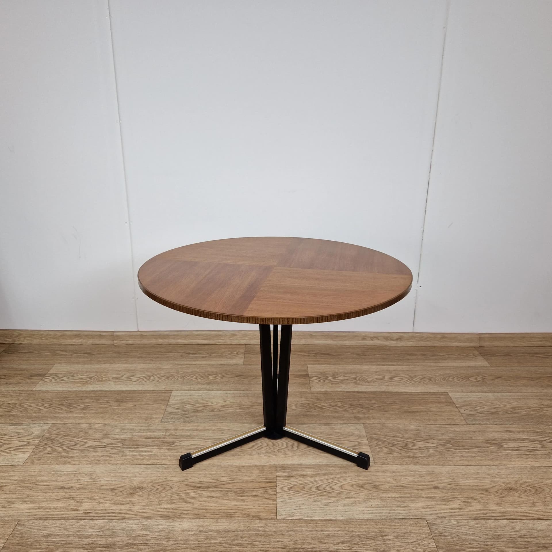 Stolik kawowy okrągły, fornir brązowy, metal czarny, Niemcy, lata 70. - 68798