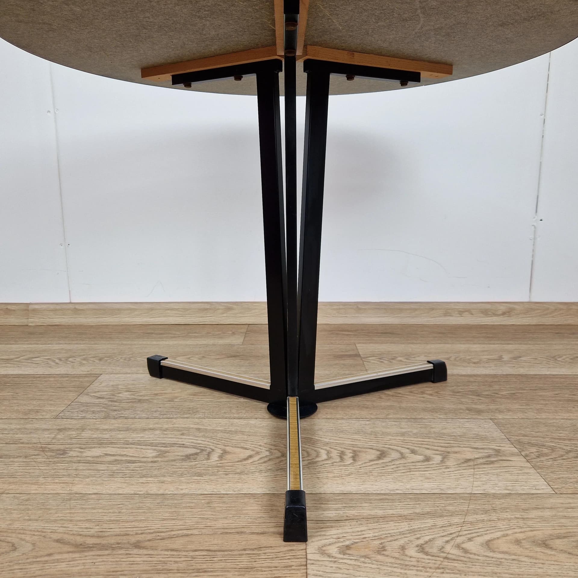 Stolik kawowy okrągły, fornir brązowy, metal czarny, Niemcy, lata 70. - 68796