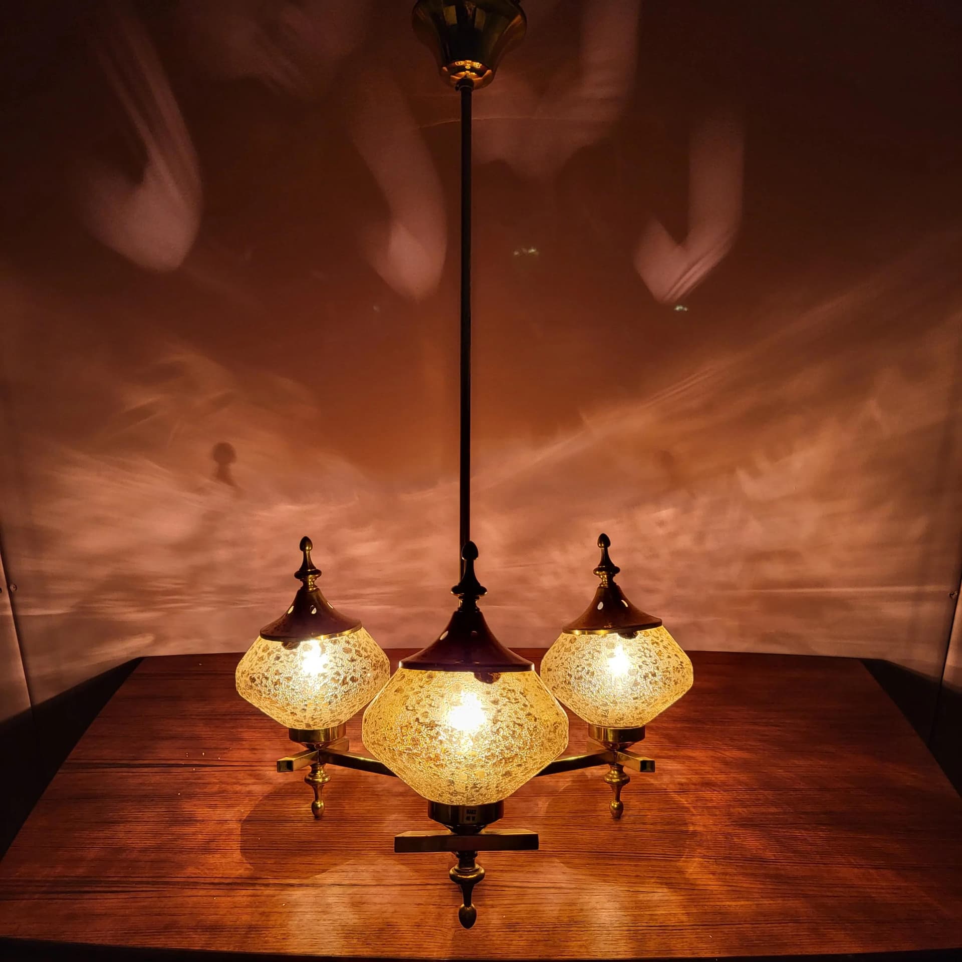 Żyrandol, szkło bursztynowe, mosiądz złoty, Norwegia, lata 60. - 68772