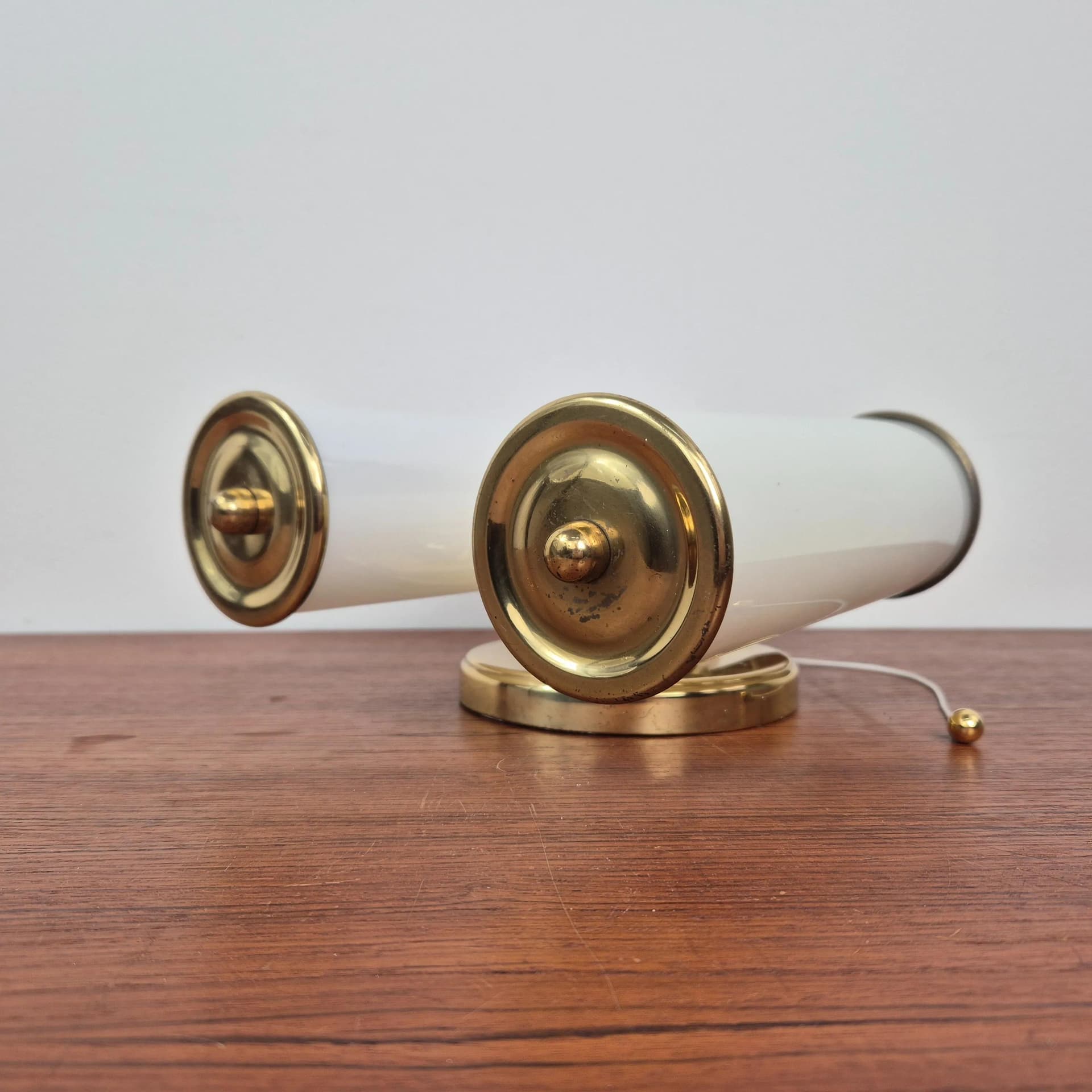 Kinkiet Art Deco, szkło kremowobiałe, mosiądz, Niemcy, lata 50. - 69556