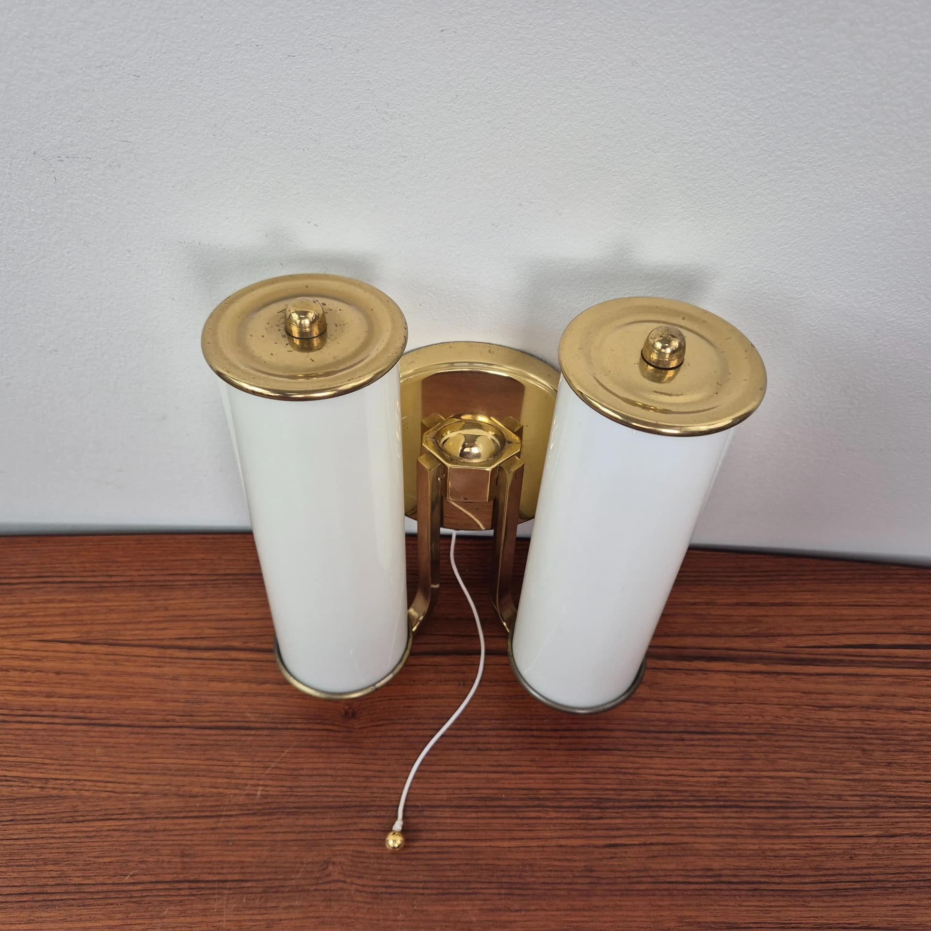 Kinkiet Art Deco, szkło kremowobiałe, mosiądz, Niemcy, lata 50. - 69559