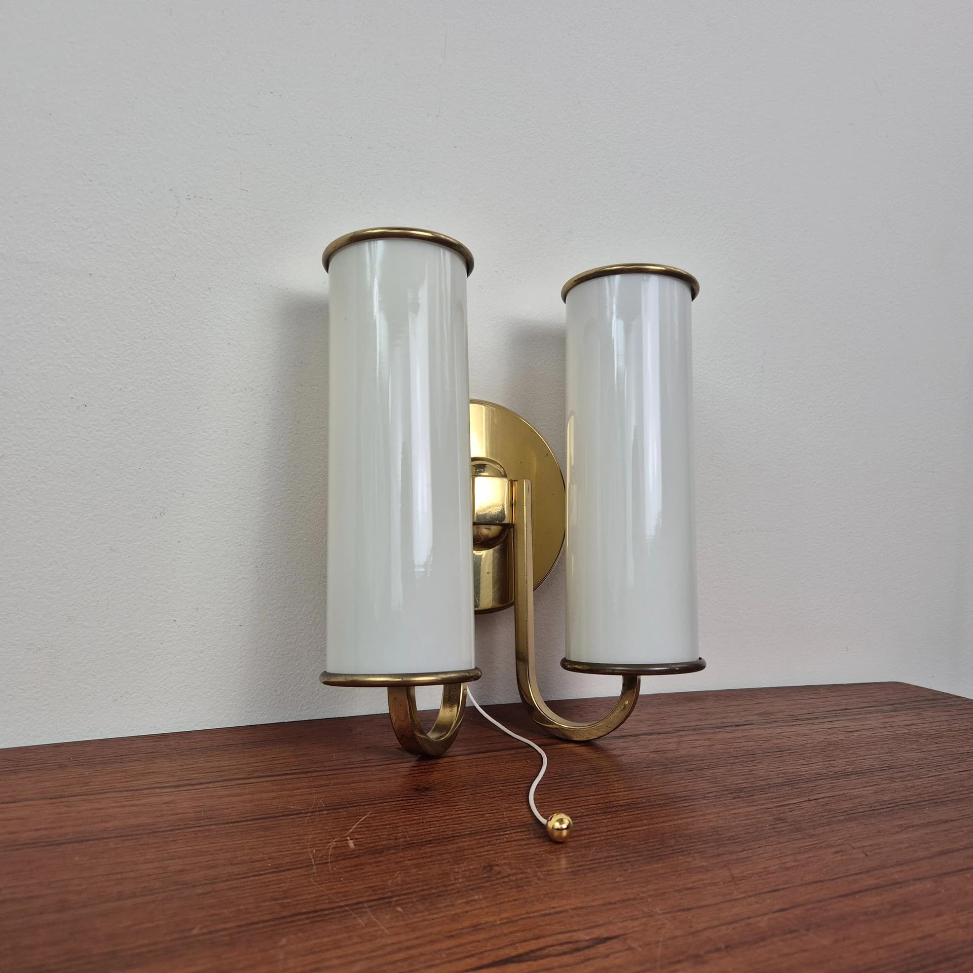 Kinkiet Art Deco, szkło kremowobiałe, mosiądz, Niemcy, lata 50. - 69558