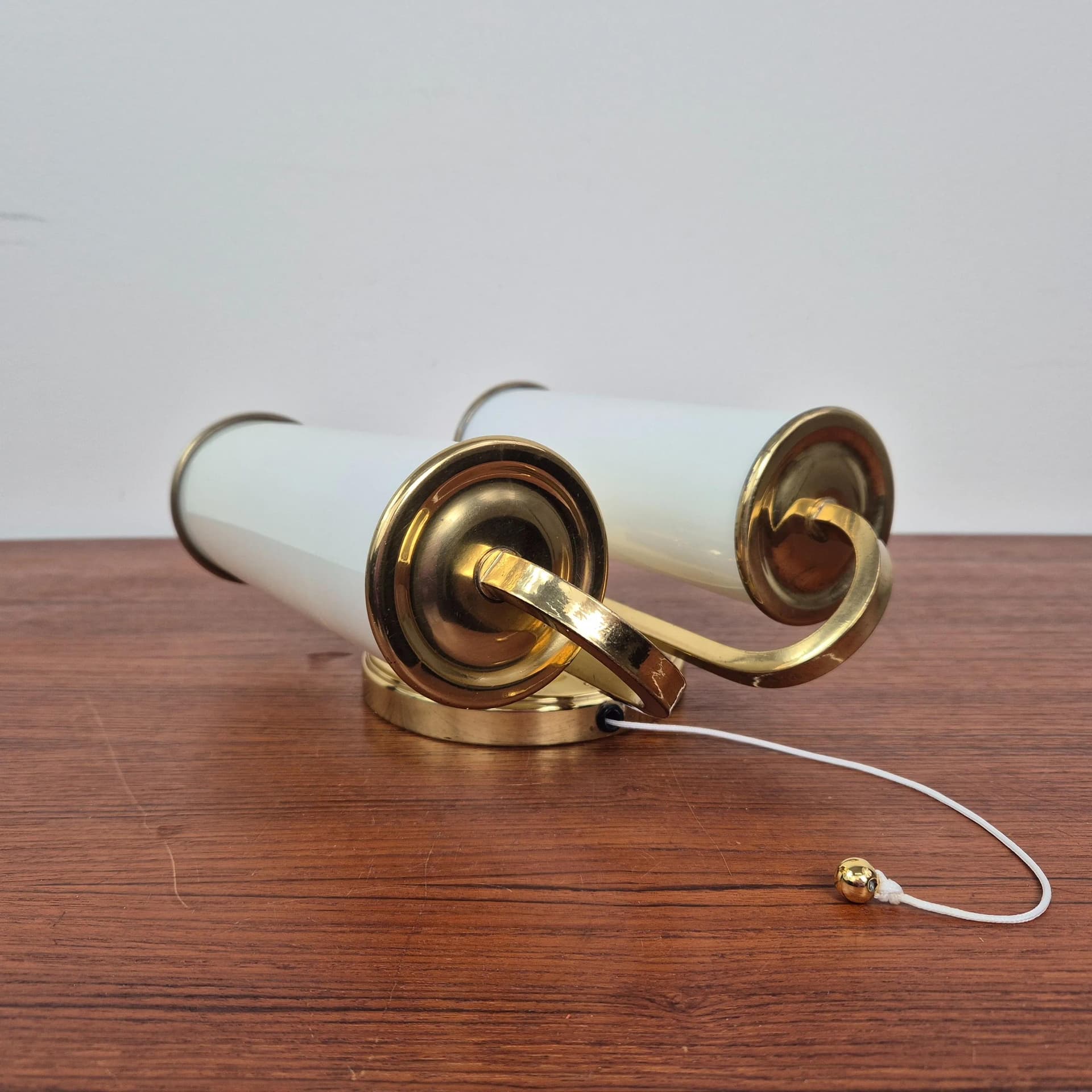 Kinkiet Art Deco, szkło kremowobiałe, mosiądz, Niemcy, lata 50. - 69560