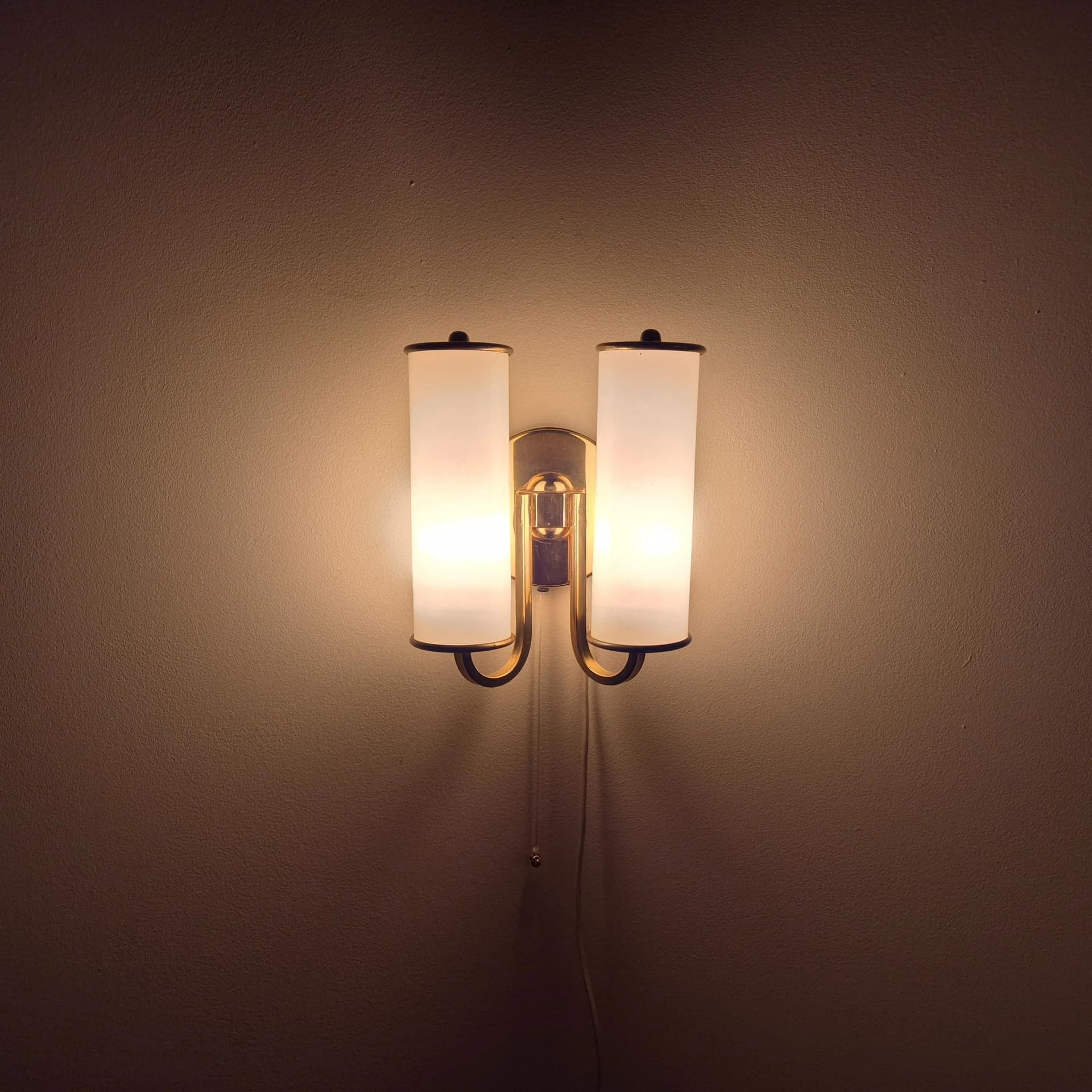 Kinkiet Art Deco, szkło kremowobiałe, mosiądz, Niemcy, lata 50. - 69557