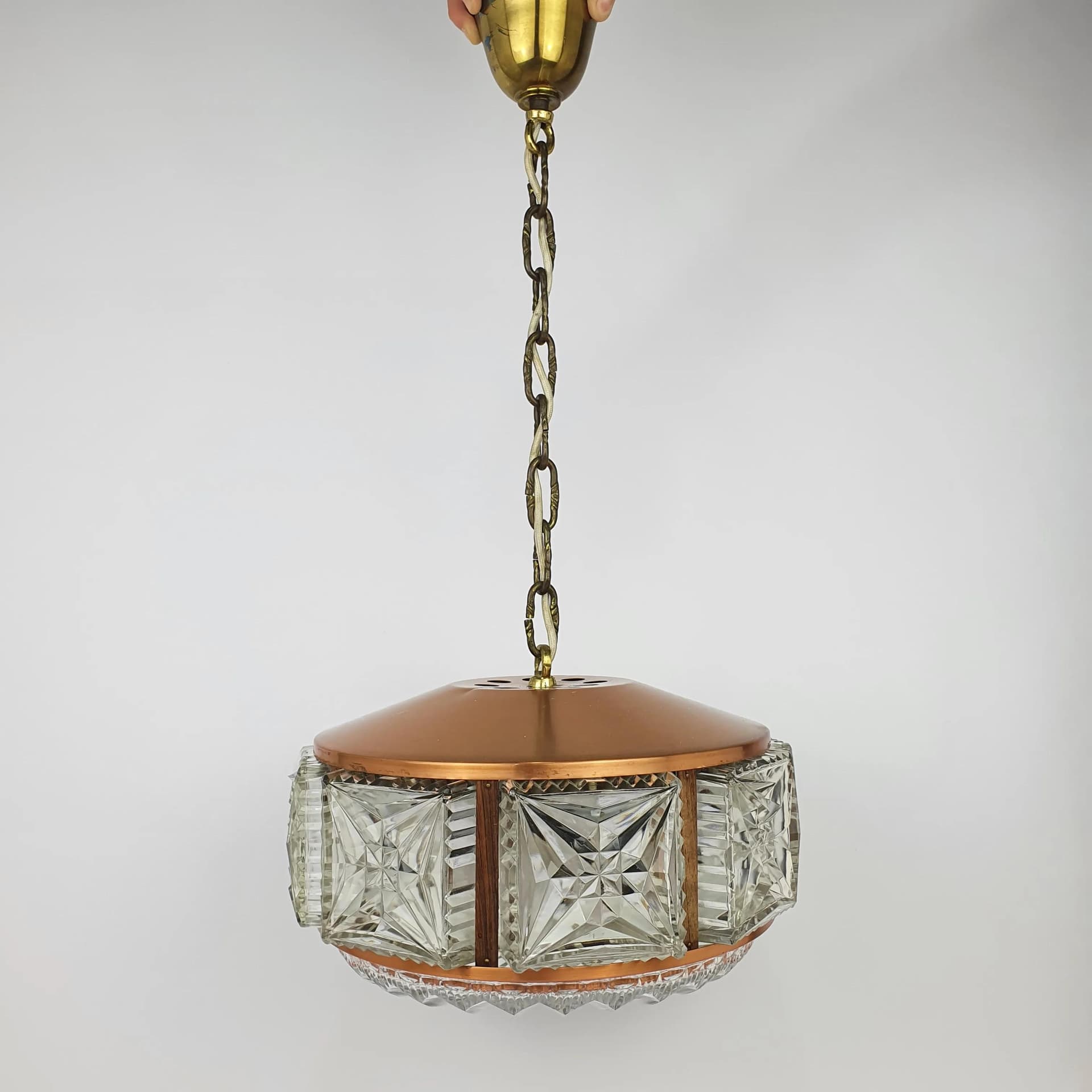 Żyrandol, miedź, drewno tekowe, szkło kryształowe, Szwecja, lata 50. - 69531