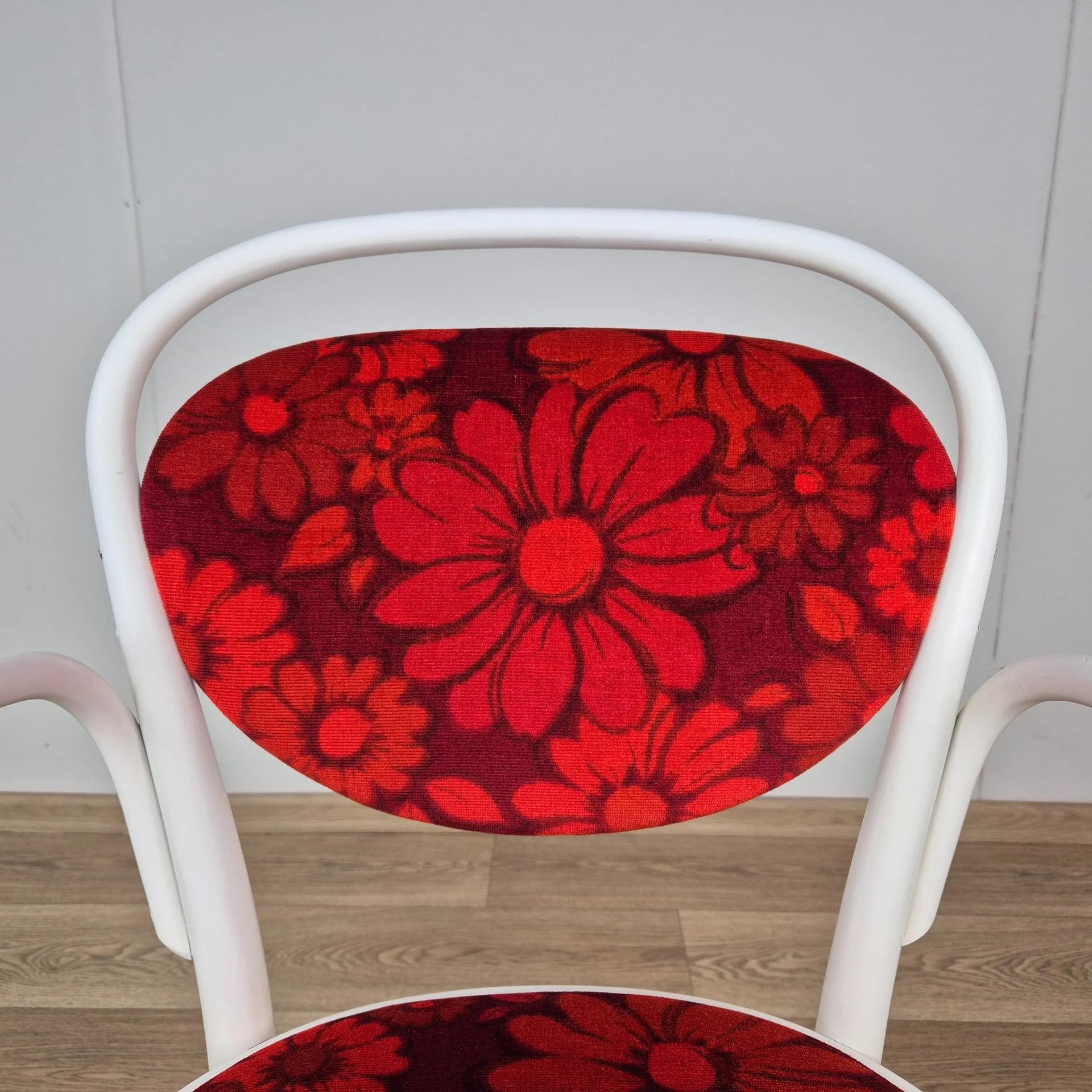 Krzesło z podłokietnikami 215P, tapicerka czerwona, drewno biały, Thonet, Niemcy, lata 70. - 69526