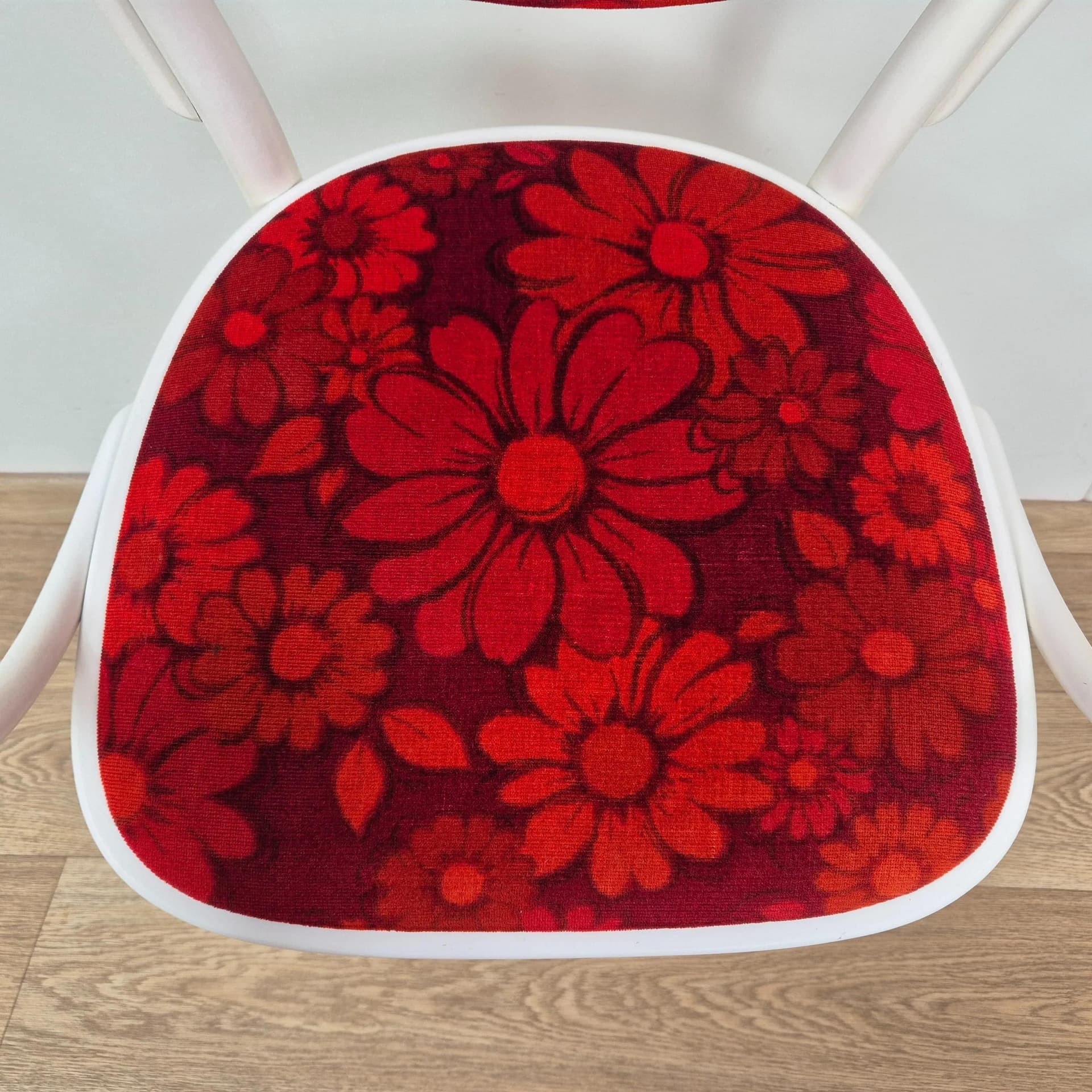 Krzesło z podłokietnikami 215P, tapicerka czerwona, drewno biały, Thonet, Niemcy, lata 70. - 69524