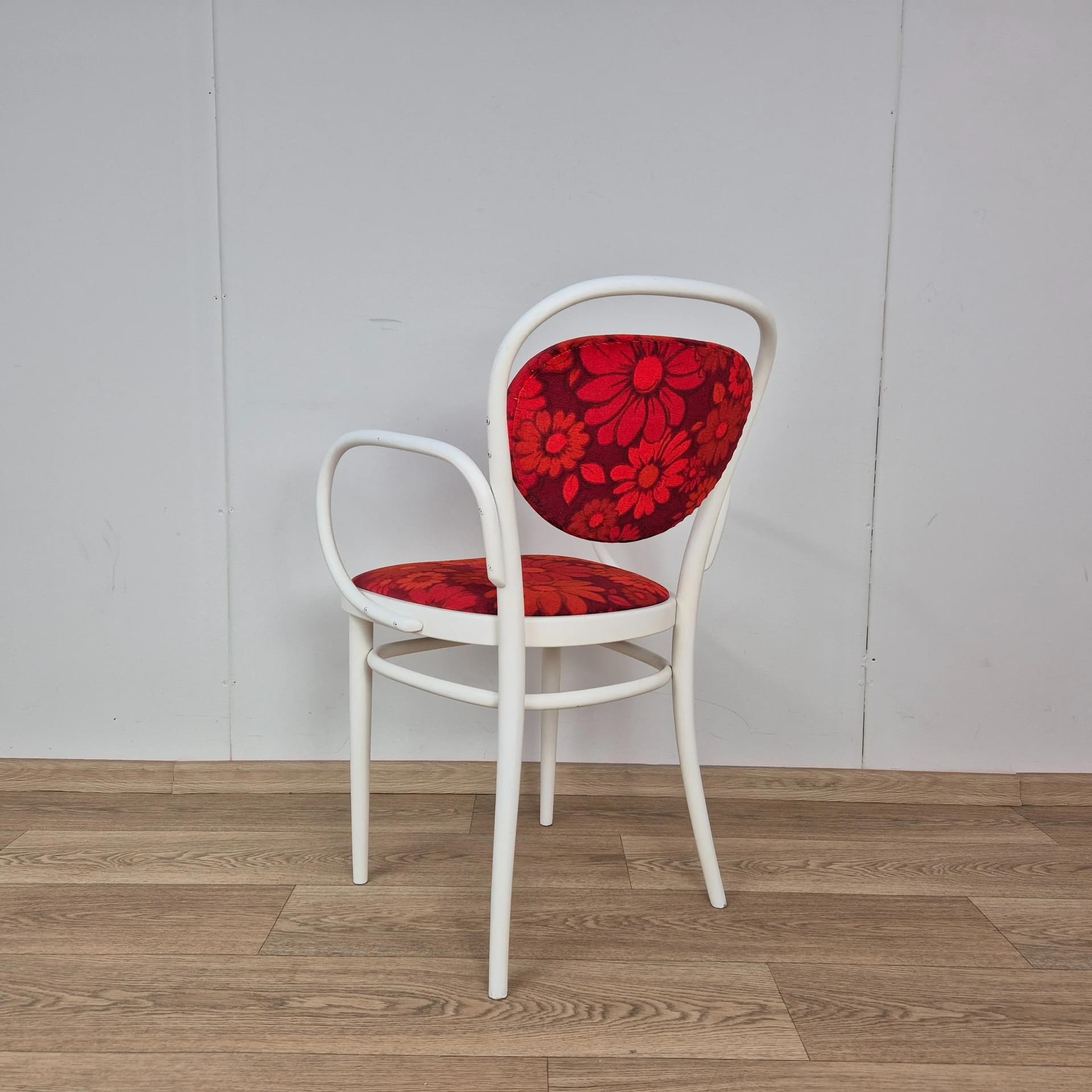 Krzesło z podłokietnikami 215P, tapicerka czerwona, drewno biały, Thonet, Niemcy, lata 70. - 69519