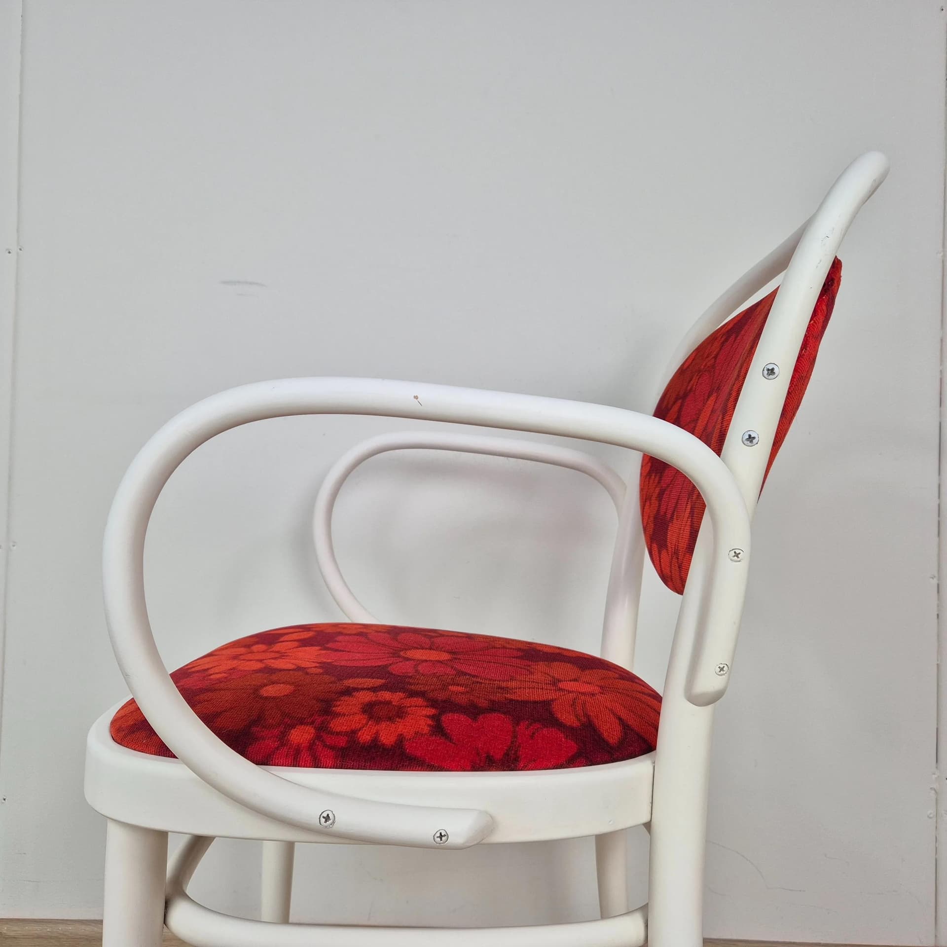 Krzesło z podłokietnikami 215P, tapicerka czerwona, drewno biały, Thonet, Niemcy, lata 70. - 69521