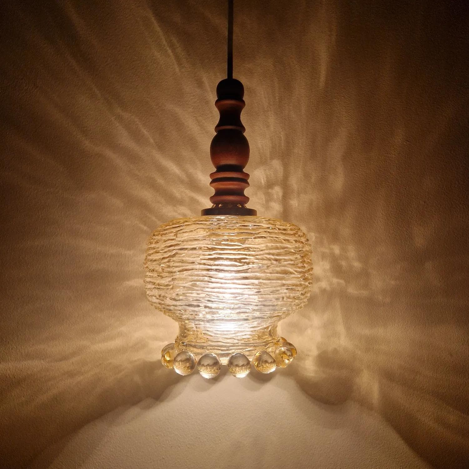 Lampa wisząca, szkło złociste, drewno, Niemcy, lata 60. - 69488