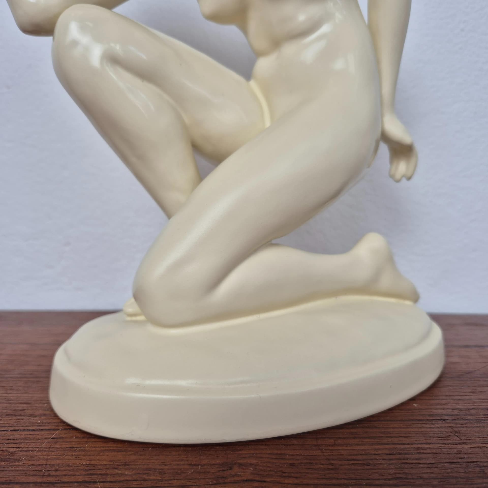 Figura akt kobiecy, beżowy, porcelana, proj. E. Storbach, Royal Dux, Czechosłowacja, lata 30. - 69063