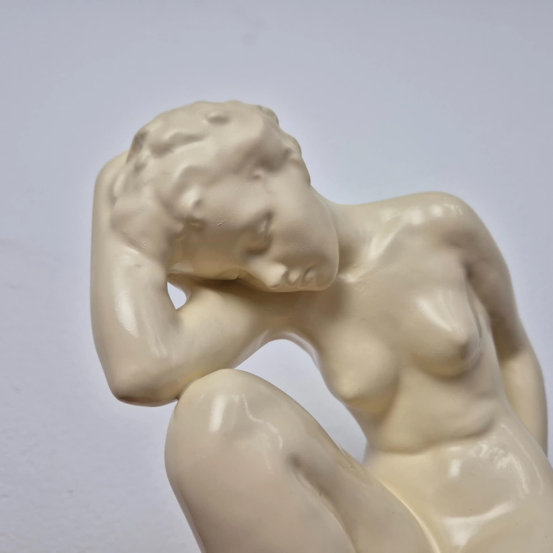 Figura akt kobiecy, beżowy, porcelana, proj. E. Storbach, Royal Dux, Czechosłowacja, lata 30. - 69064