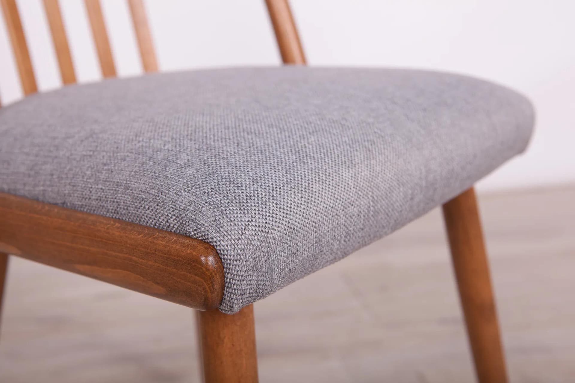 Komplet czterech krzeseł, szara tapicerka, drewno dąb, proj. A. Suman, TON, Czechosłowacja, lata 60. - 72197