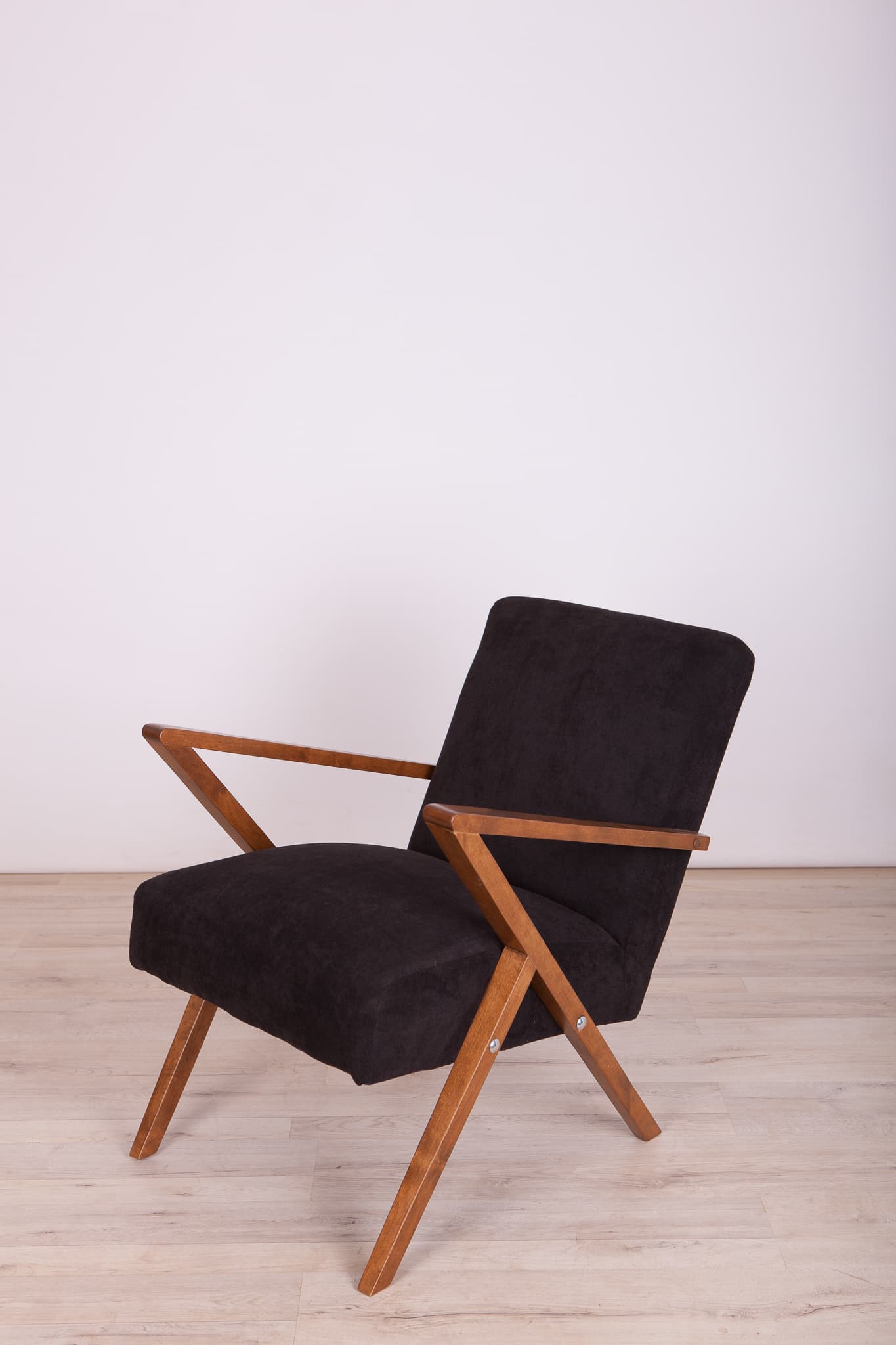 Para foteli Odnowa, welur czarny, drewno buk, Polska, lata 70. - 72143