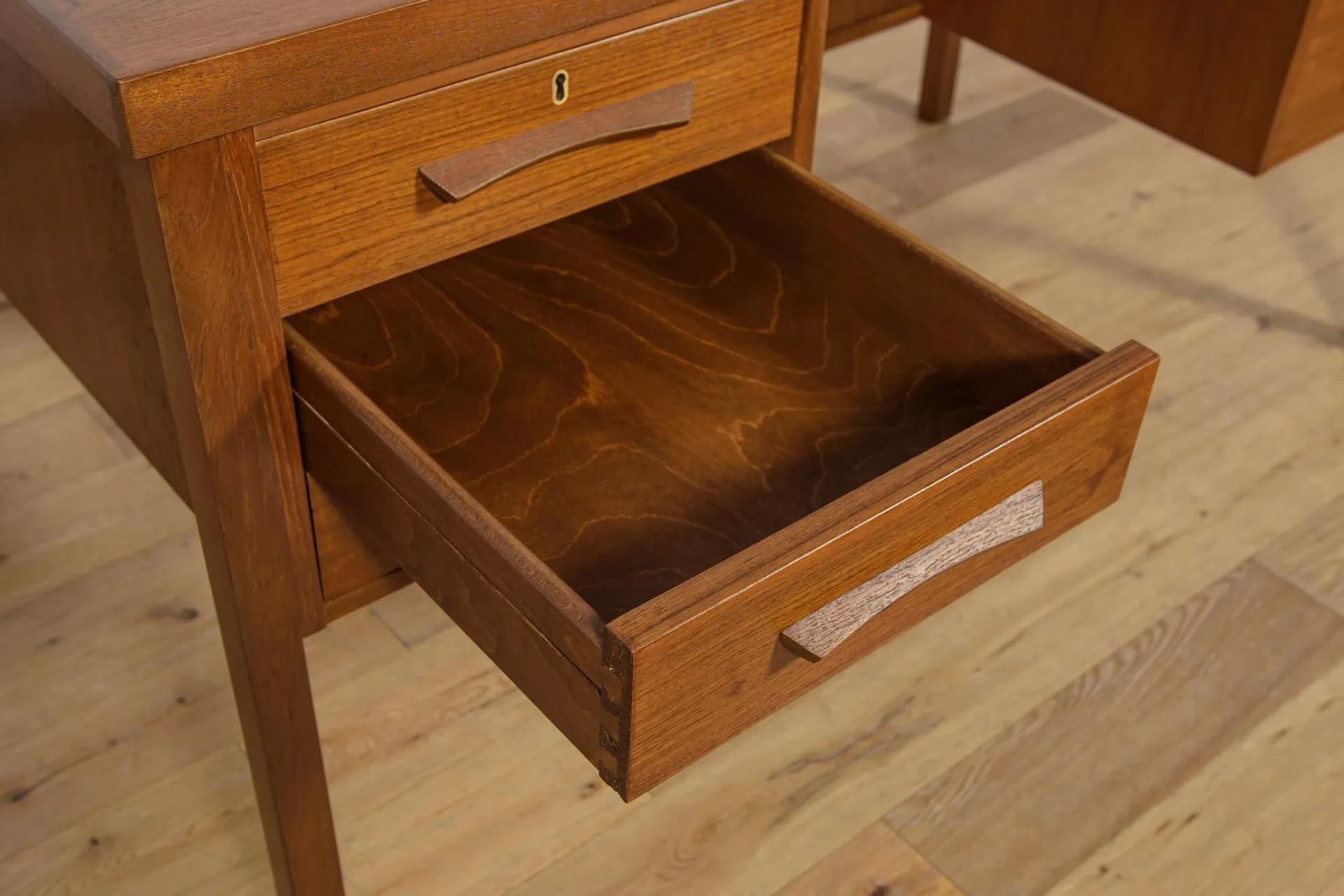 Biurko wolnostojące, teak brązowy, Dania, lata 60. - 72108