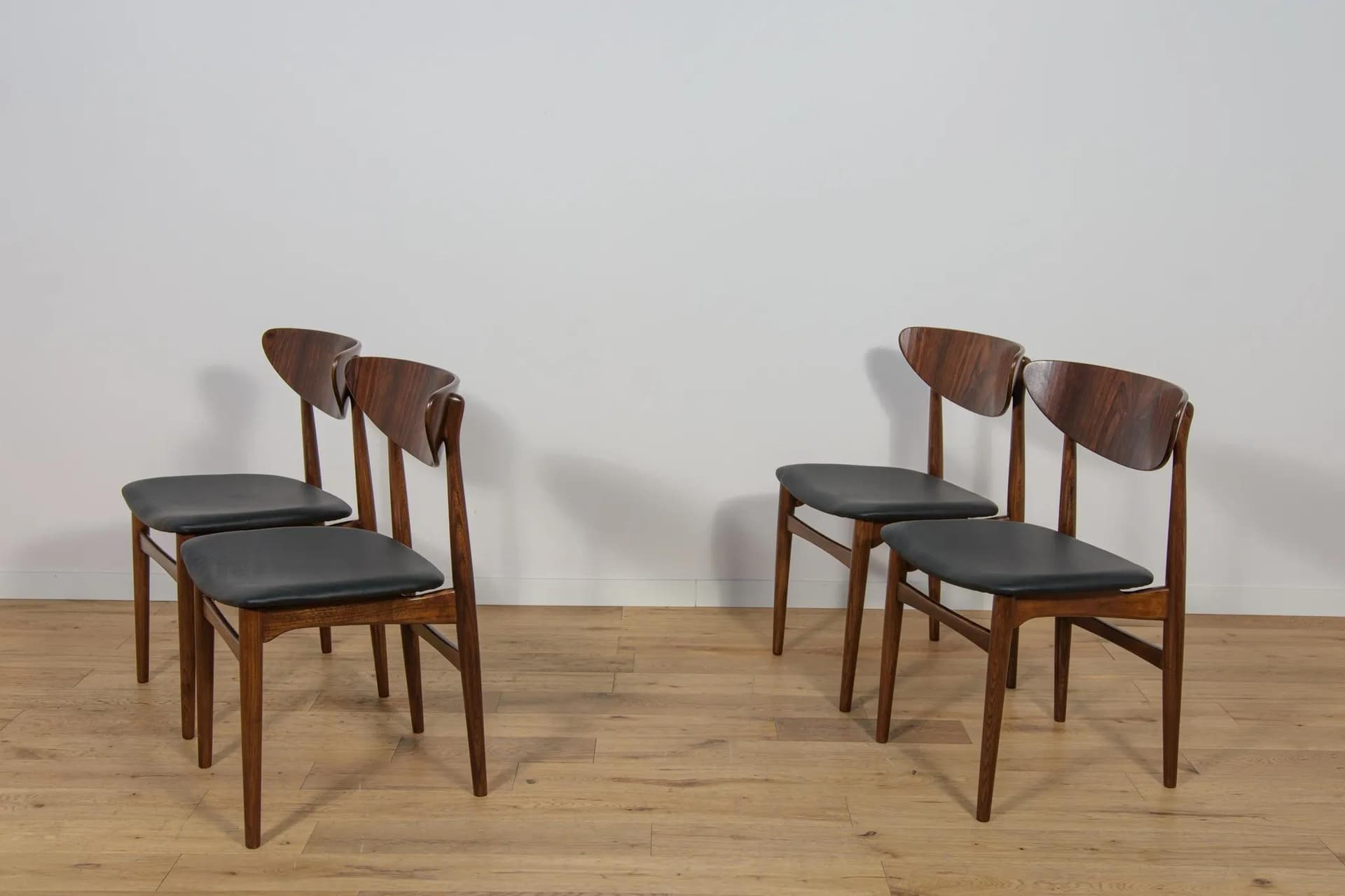 Komplet czterech krzeseł, buk brązowy, palisander brązowy, skóra naturalna czarna, Dania, lata 60. - 72096