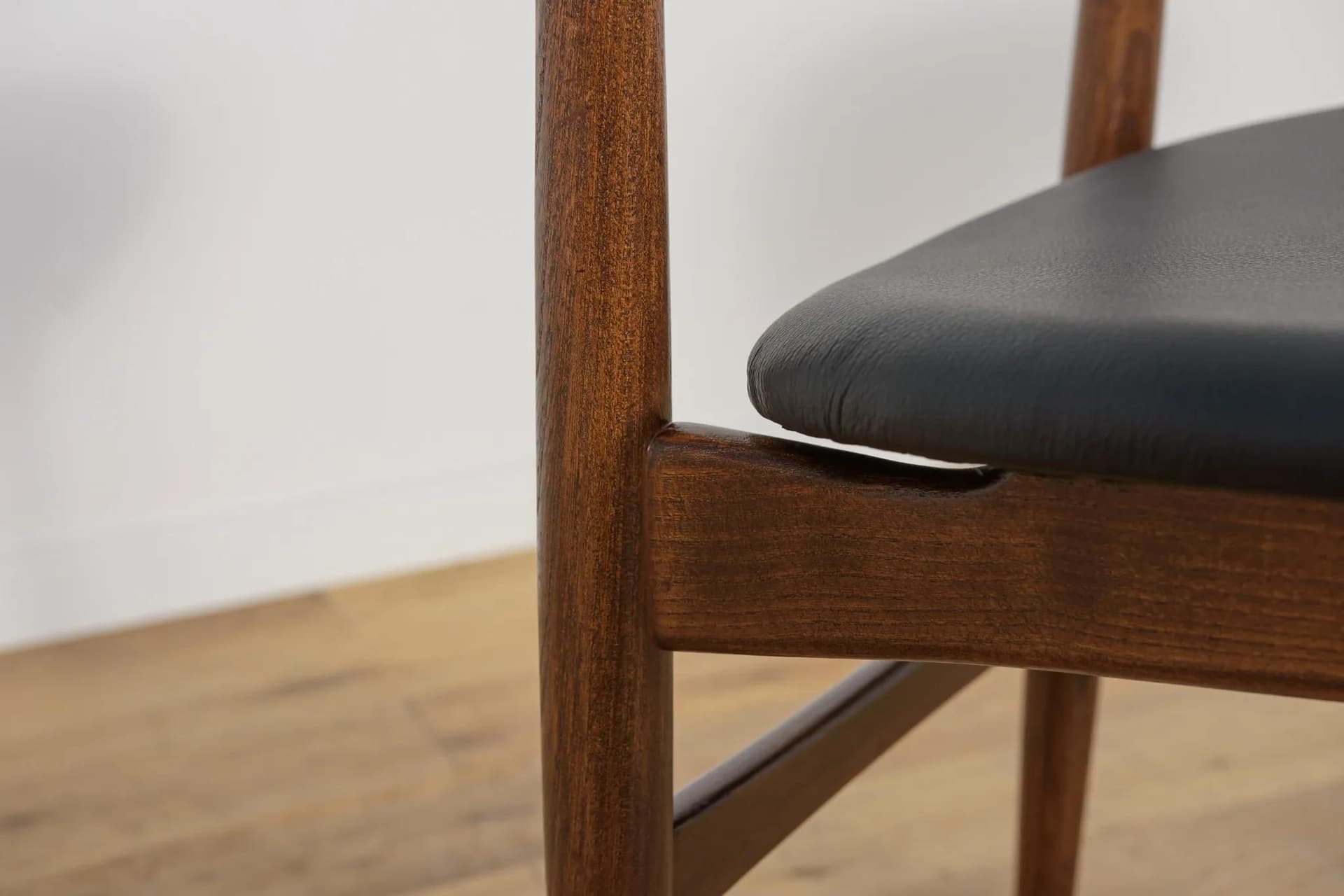 Komplet czterech krzeseł, buk brązowy, palisander brązowy, skóra naturalna czarna, Dania, lata 60. - 72102