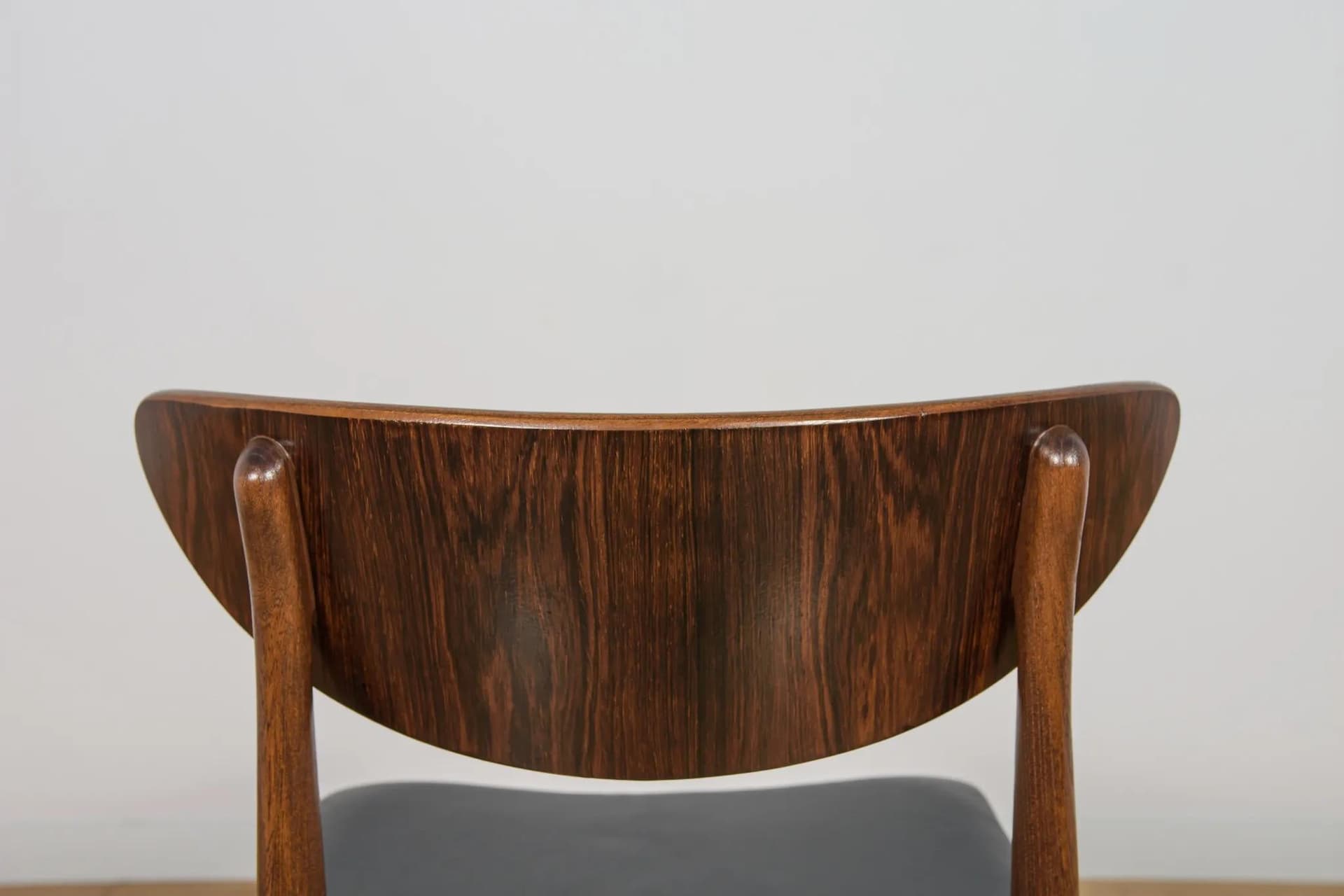 Komplet czterech krzeseł, buk brązowy, palisander brązowy, skóra naturalna czarna, Dania, lata 60. - 72098