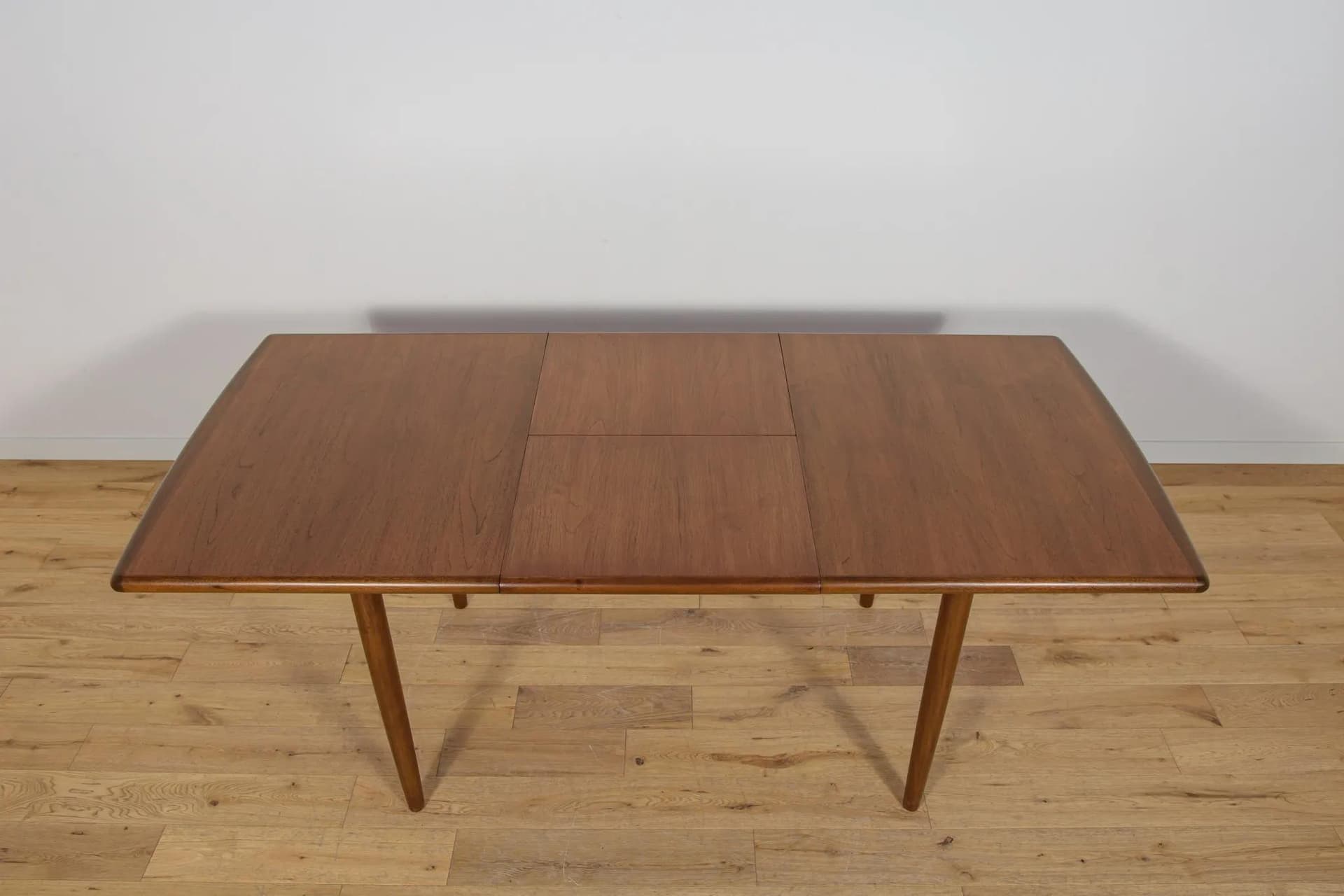 Dining table Meredew, brown teak, United Kingdom, 1970s. - 72008