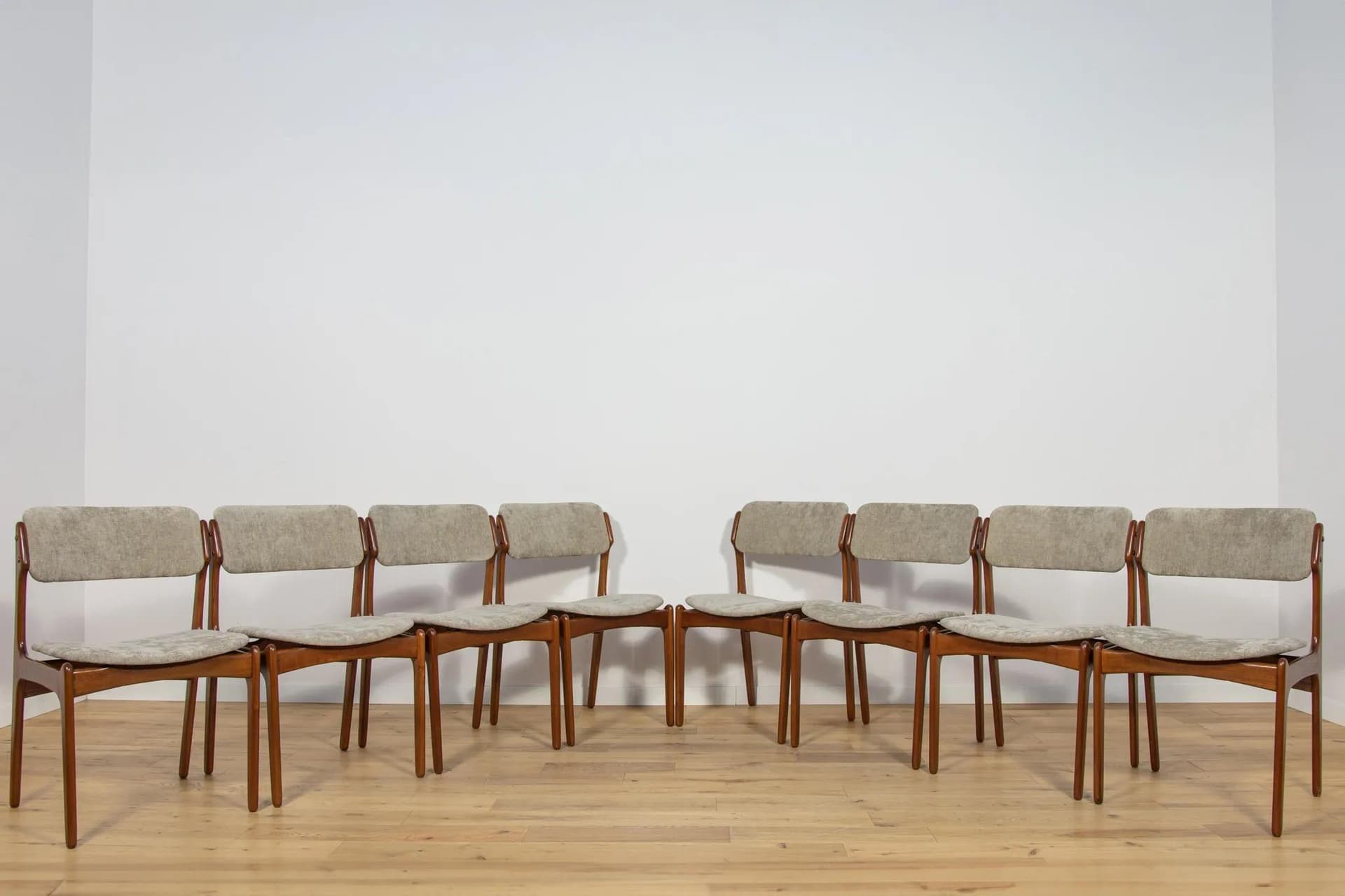 Komplet ośmiu krzeseł model 49, teak szary, proj. E. Buch, Dania, lata 60. - 71685