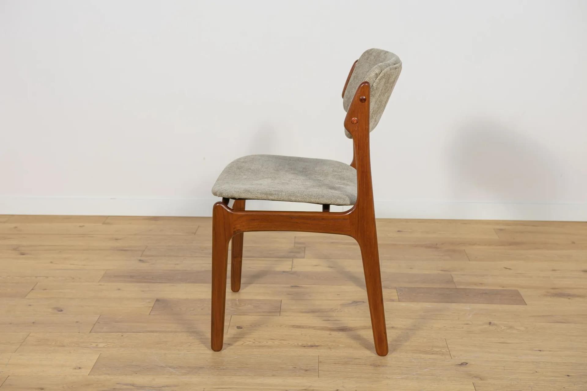 Komplet ośmiu krzeseł model 49, teak szary, proj. E. Buch, Dania, lata 60. - 71684