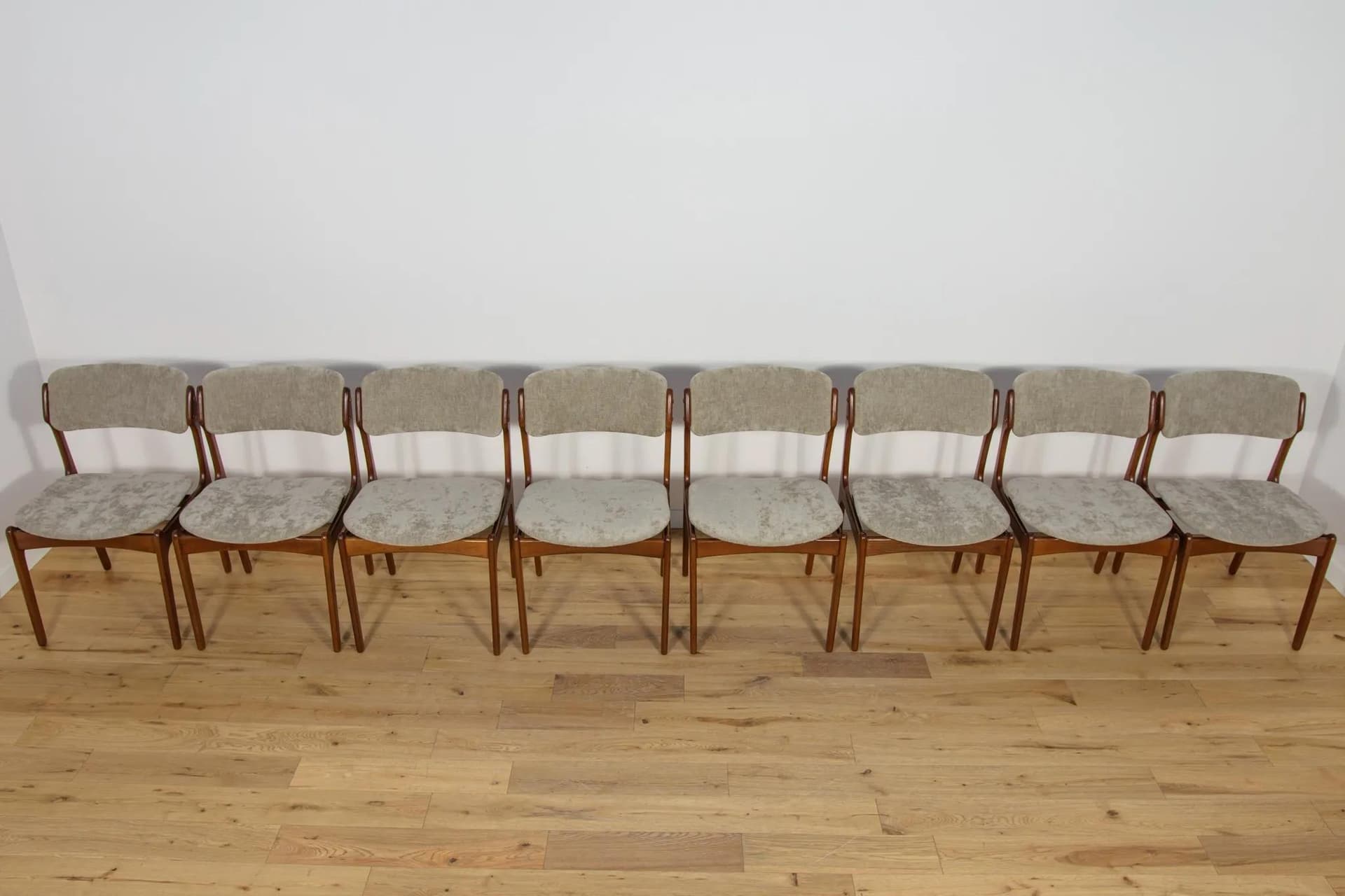 Komplet ośmiu krzeseł model 49, teak szary, proj. E. Buch, Dania, lata 60. - 71677