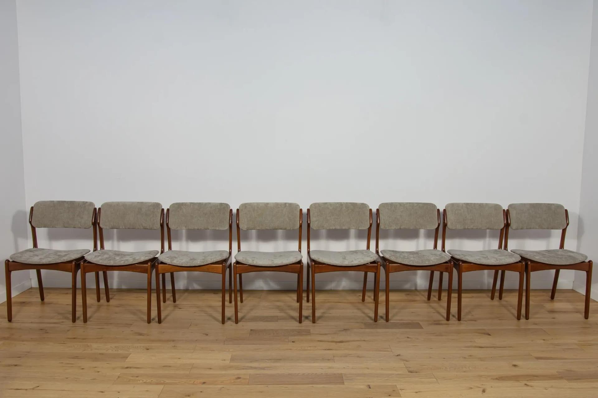Komplet ośmiu krzeseł model 49, teak szary, proj. E. Buch, Dania, lata 60. - 71680