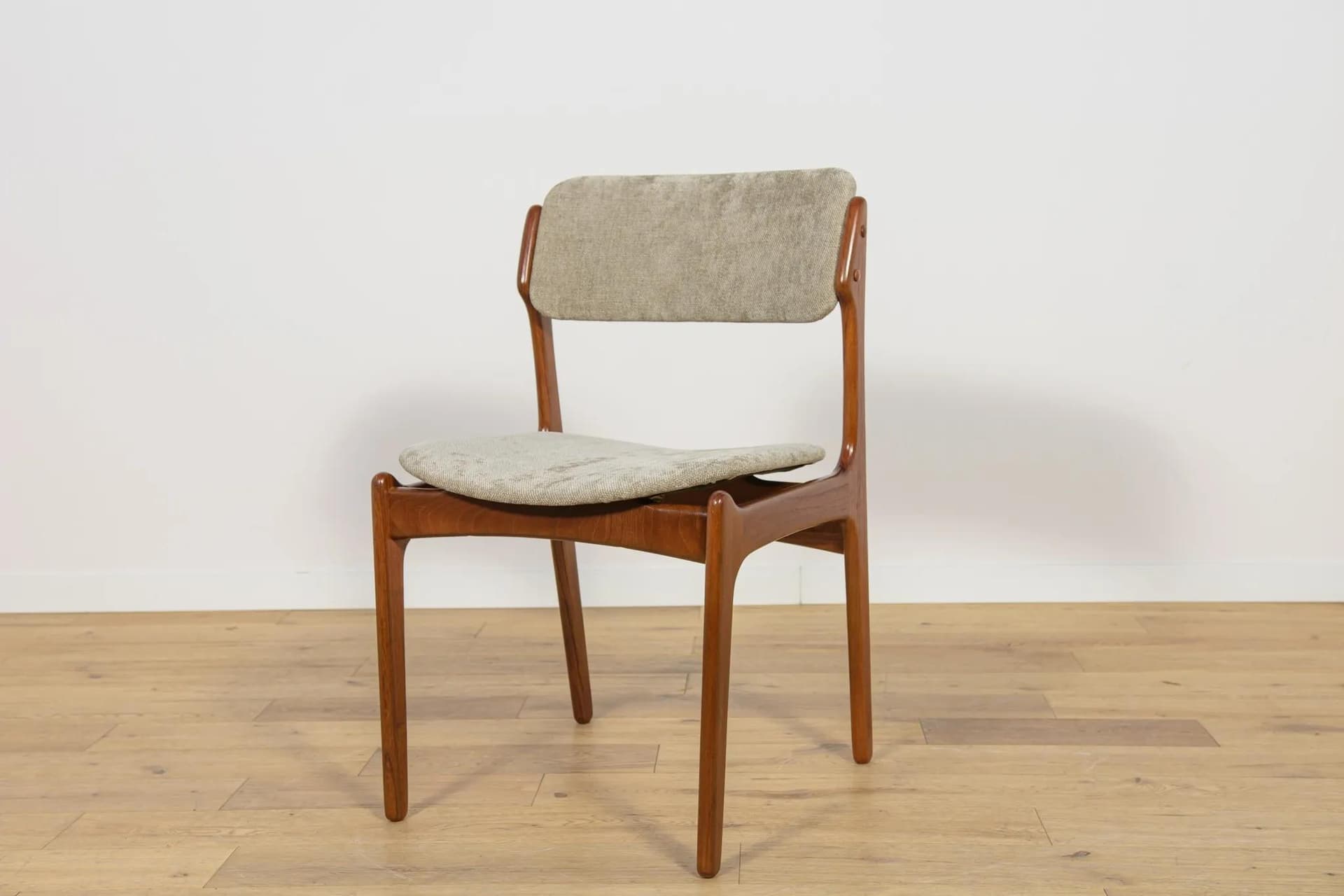 Komplet ośmiu krzeseł model 49, teak szary, proj. E. Buch, Dania, lata 60. - 71681