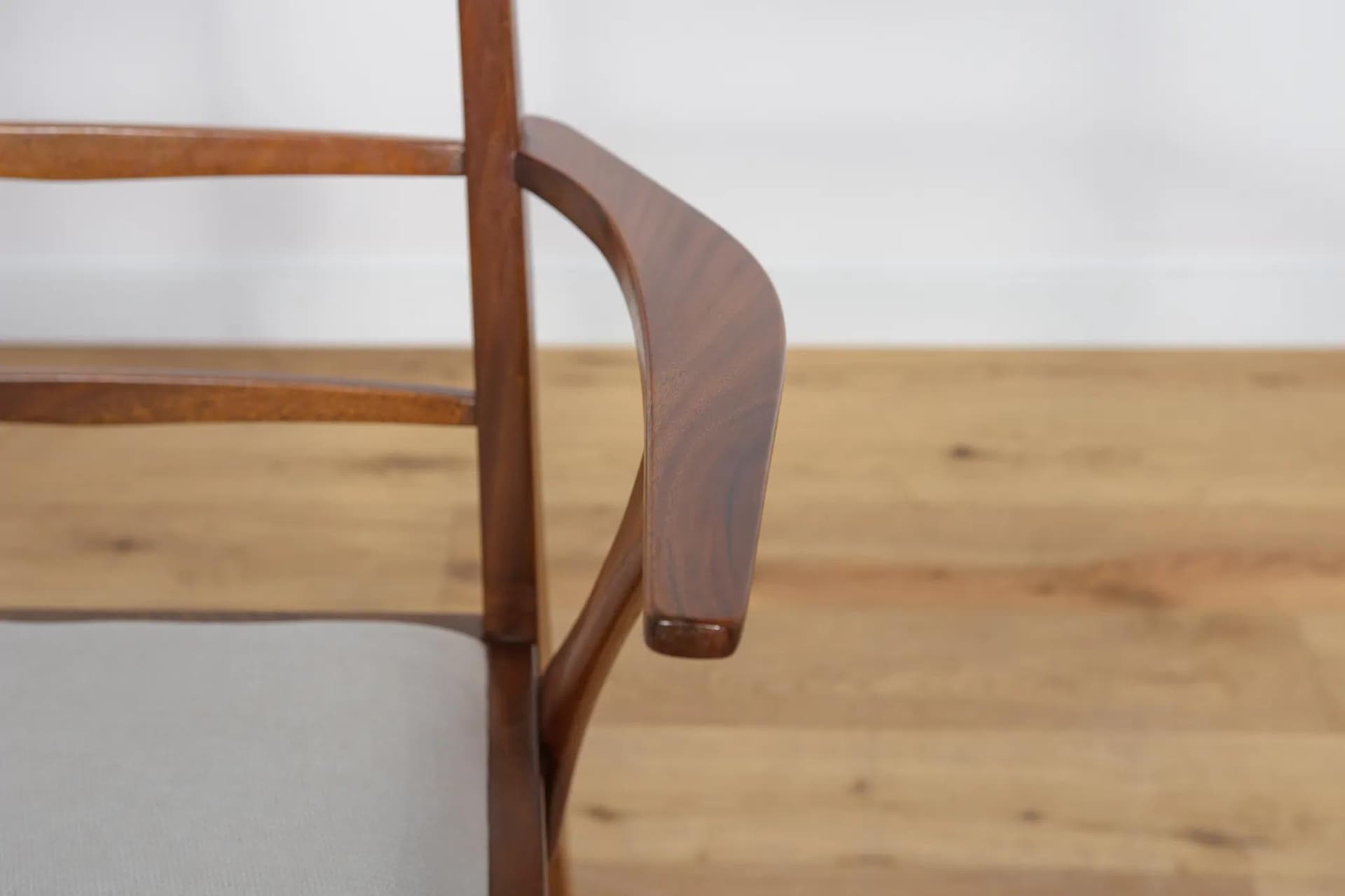 Komplet czterech krzeseł i dwóch foteli, drewno tekowe brązowe, tkanina kremowa, McIntosh, Wielka Brytania, lata 60. - 71664