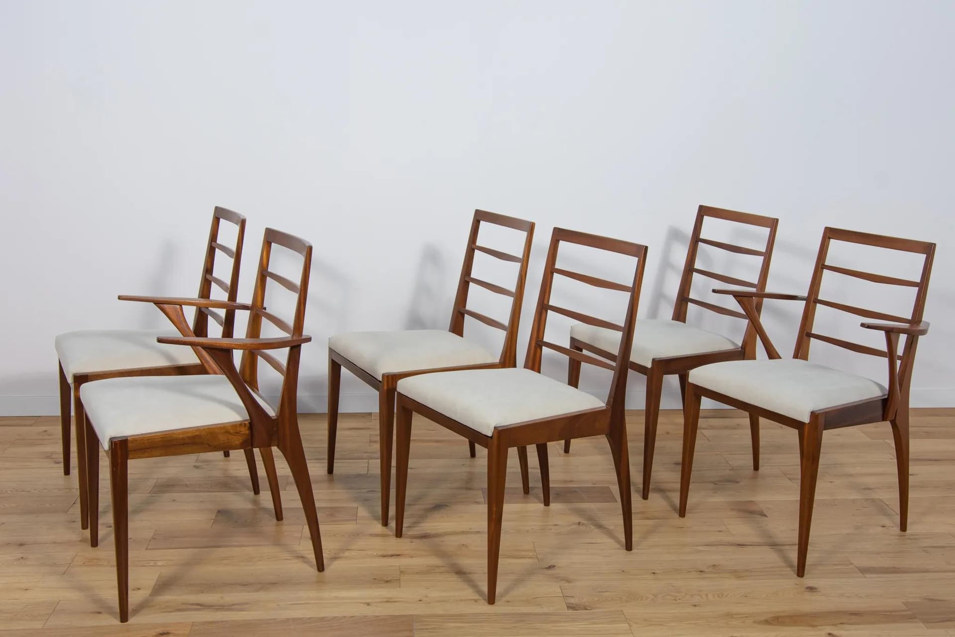 Komplet czterech krzeseł i dwóch foteli, drewno tekowe brązowe, tkanina kremowa, McIntosh, Wielka Brytania, lata 60. - 71658