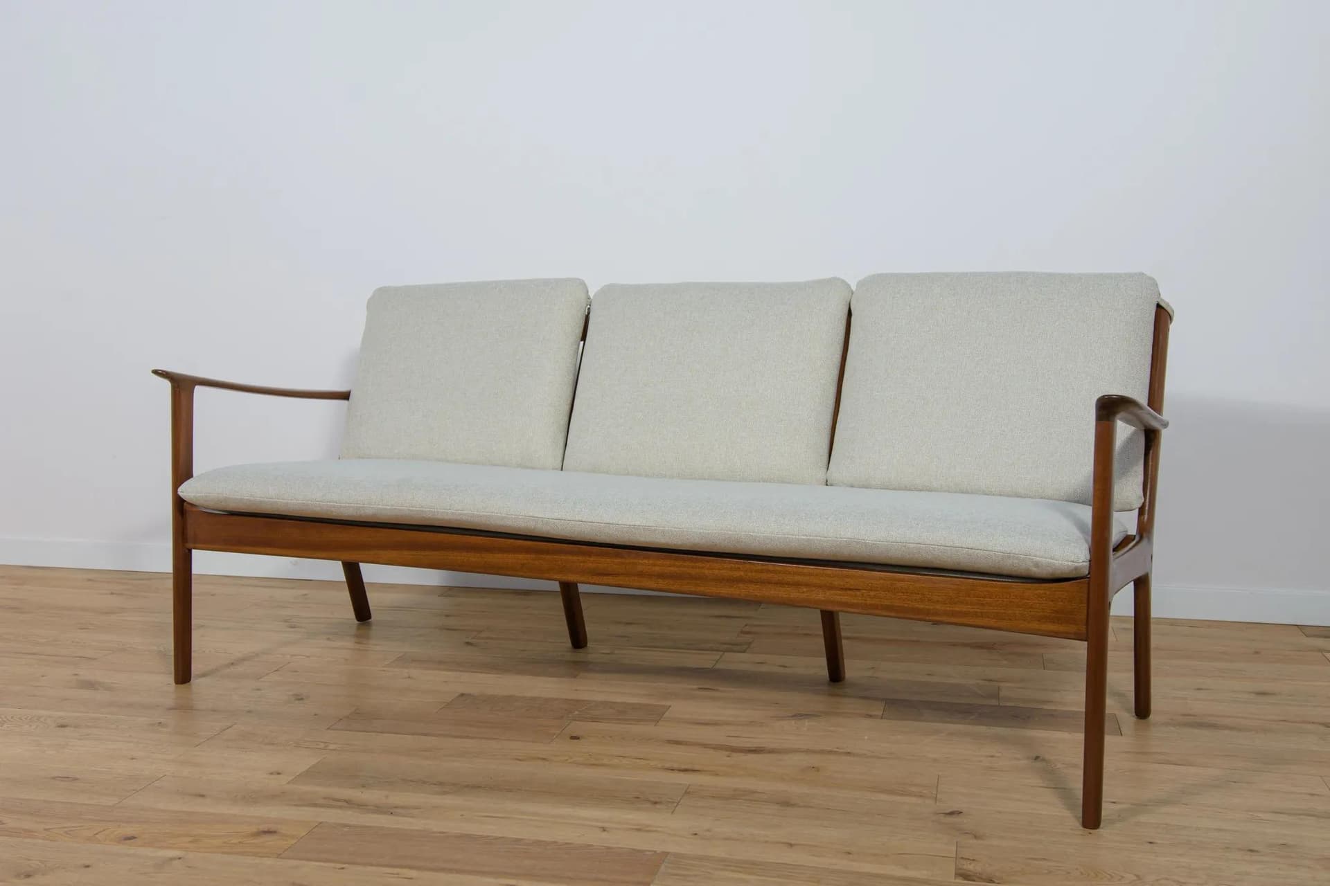 Sofa trzyosobowa PJ112, beżowy, mahoń, proj. O. Wanscher, Poul Jeppesens Møbelfabrik, Dania, lata 60. - 71649
