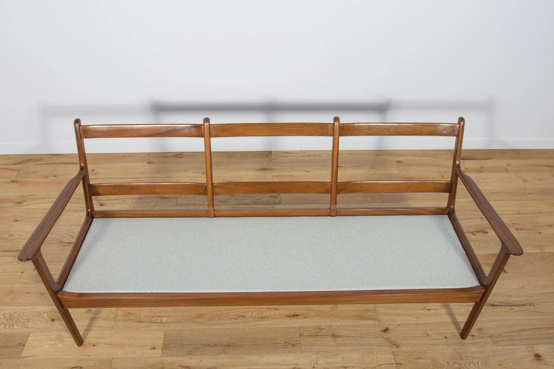 Sofa trzyosobowa PJ112, beżowy, mahoń, proj. O. Wanscher, Poul Jeppesens Møbelfabrik, Dania, lata 60. - 71653